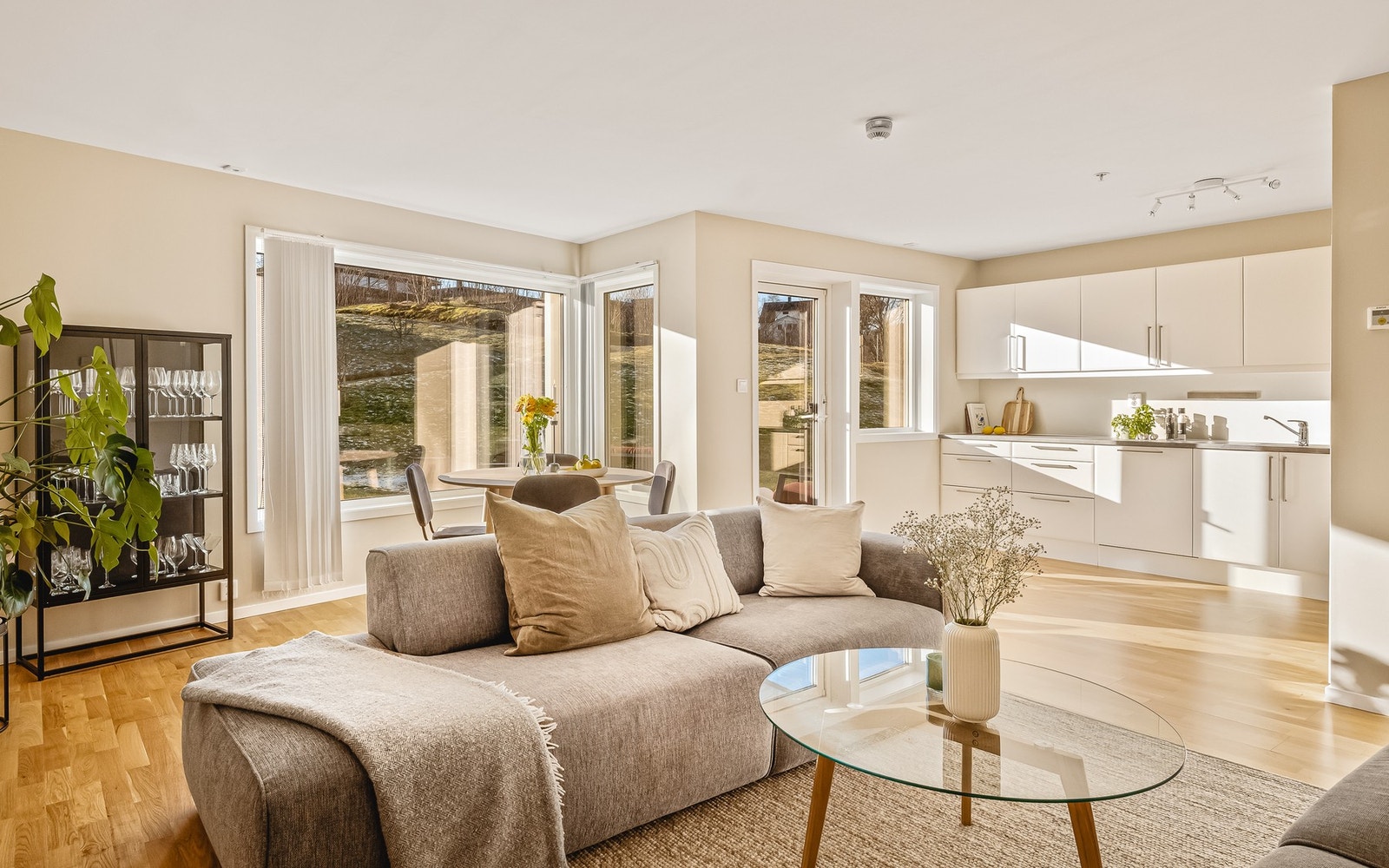 Store vindusflater gir rikelig med naturlig lys og skaper en god atmosfære i rommet Galleribilde