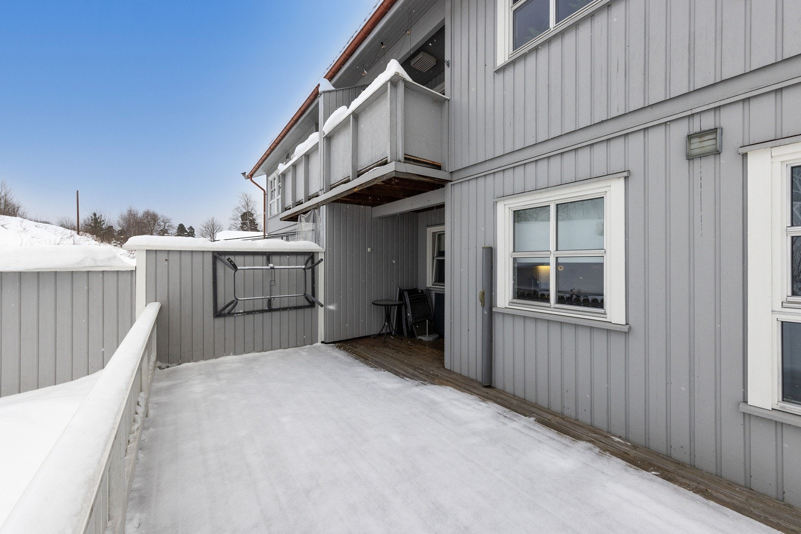 Med utgang fra kjøkken har man også en hyggelig og skjermet uteplass. Galleribilde