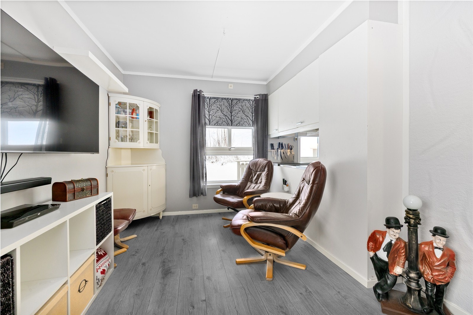 Gulvene er belagt med laminat, veggene har malt strie eller malte flater, og takene er utført med malte plater eller flater. Galleribilde