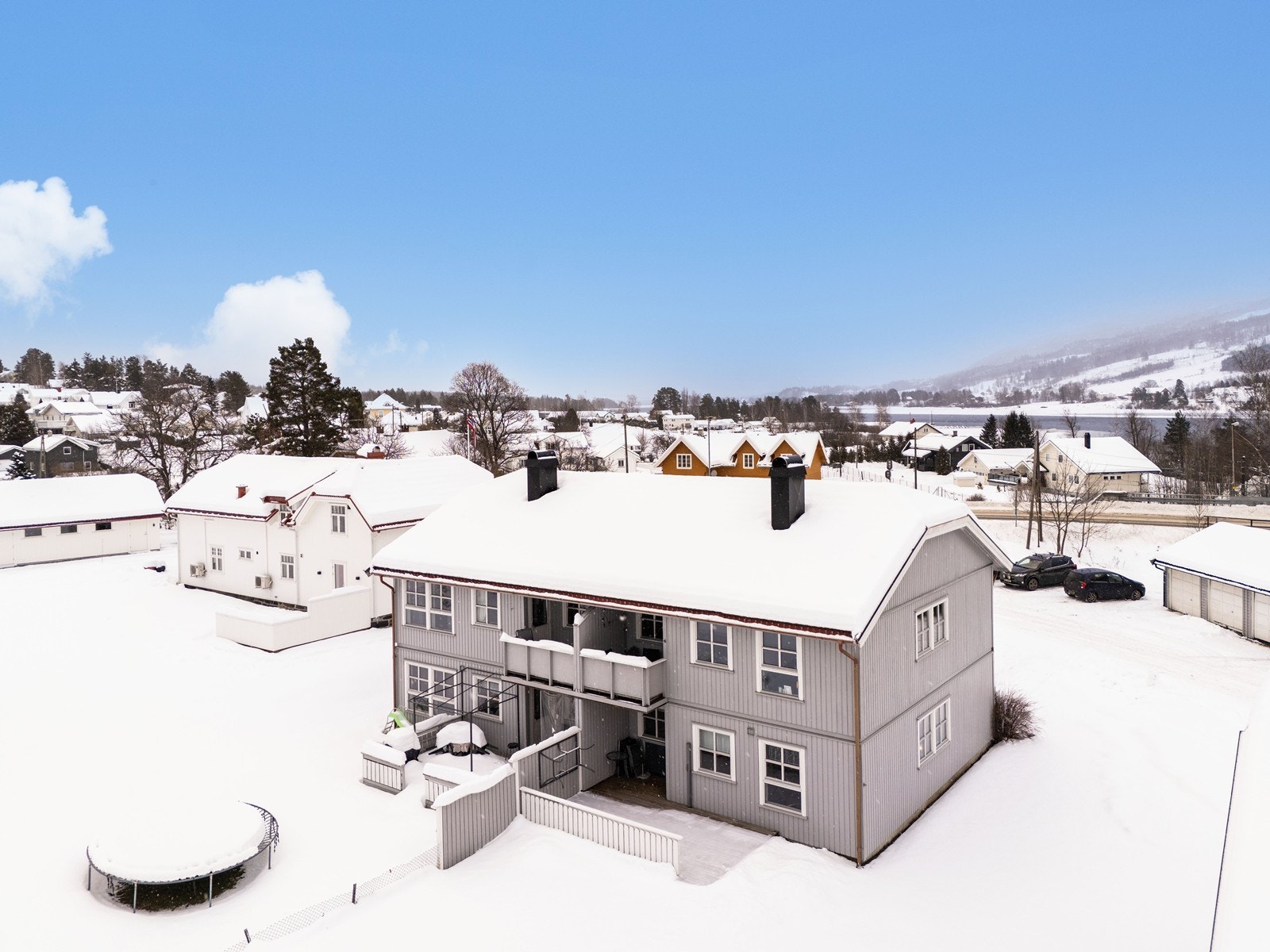 Lys og trivelig 3-roms leilighet med god planløsning, sentral beliggenhet og nærhet til Tyrifjorden. Galleribilde