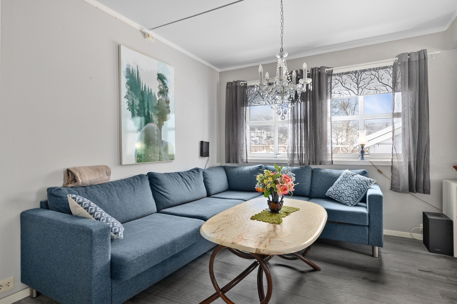 Stuen gir rom for møblering av både sofagruppe og en liten spiseplass eller lesekrok om ønskelig. Galleribilde