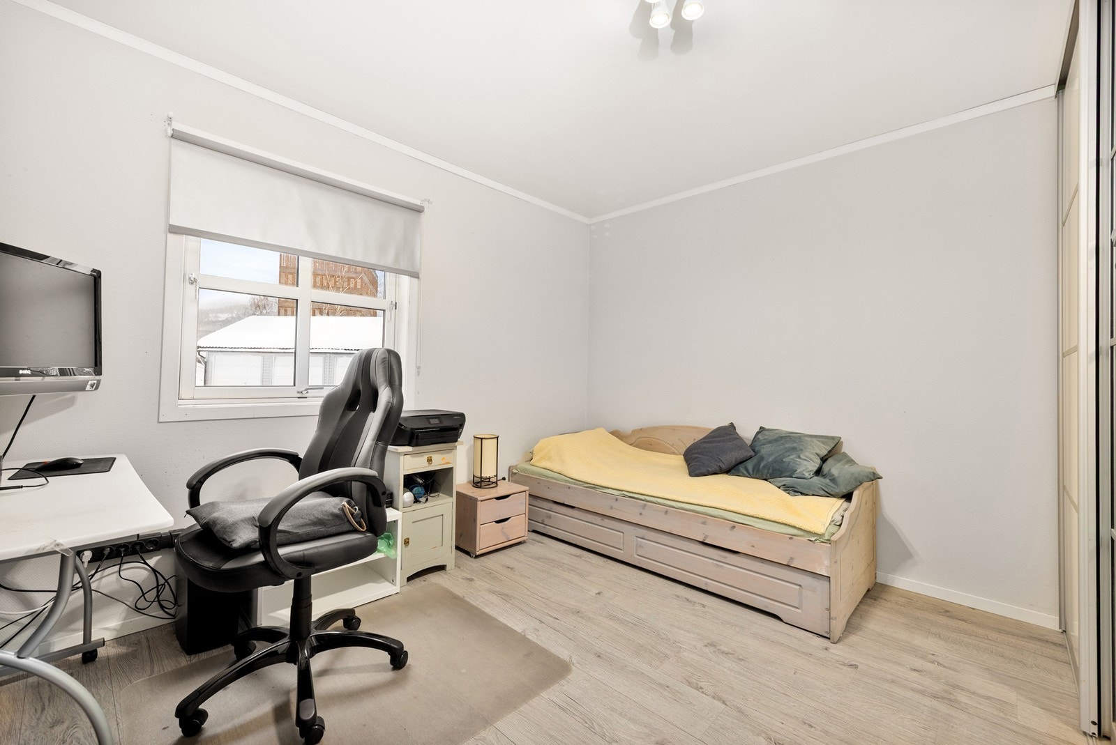 Begge rommene er av god størrelse med plass til å innrede etter egne behov. Galleribilde