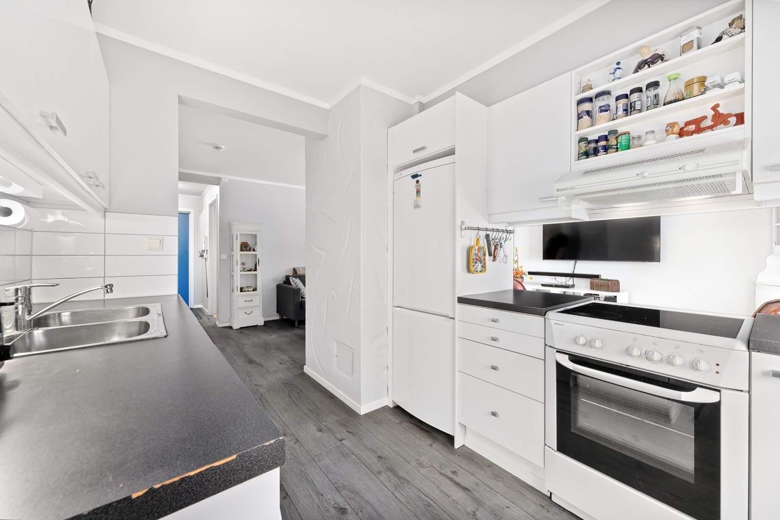 I innredningen er det tilrettelagt for både oppvaskmaskin og komfyr, og ventilatoren har avtrekk ut. Galleribilde