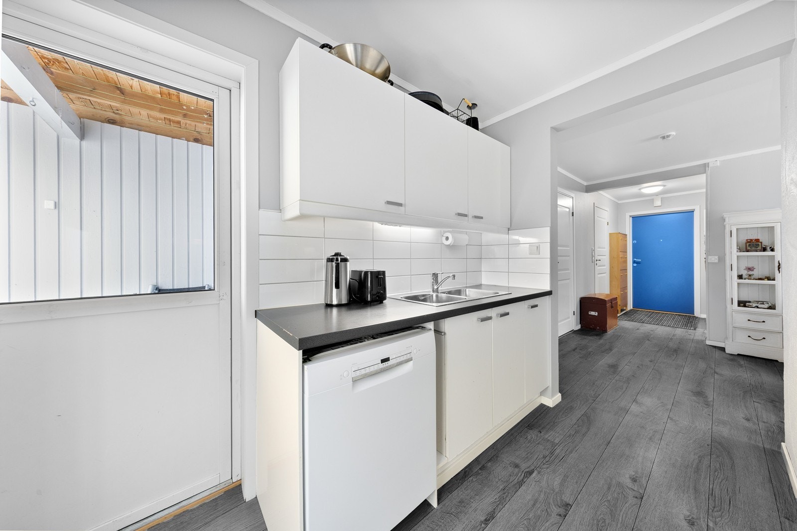 Fra kjøkkenet er det også utgang til leiligheten uteplass. Galleribilde