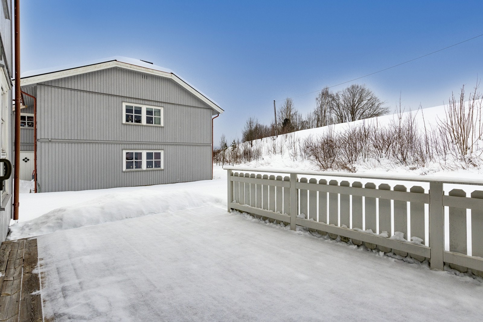 Terrasseplattingen er på ca. 20 m og kan enkelt møbleres med både sittegruppe og grill. Galleribilde