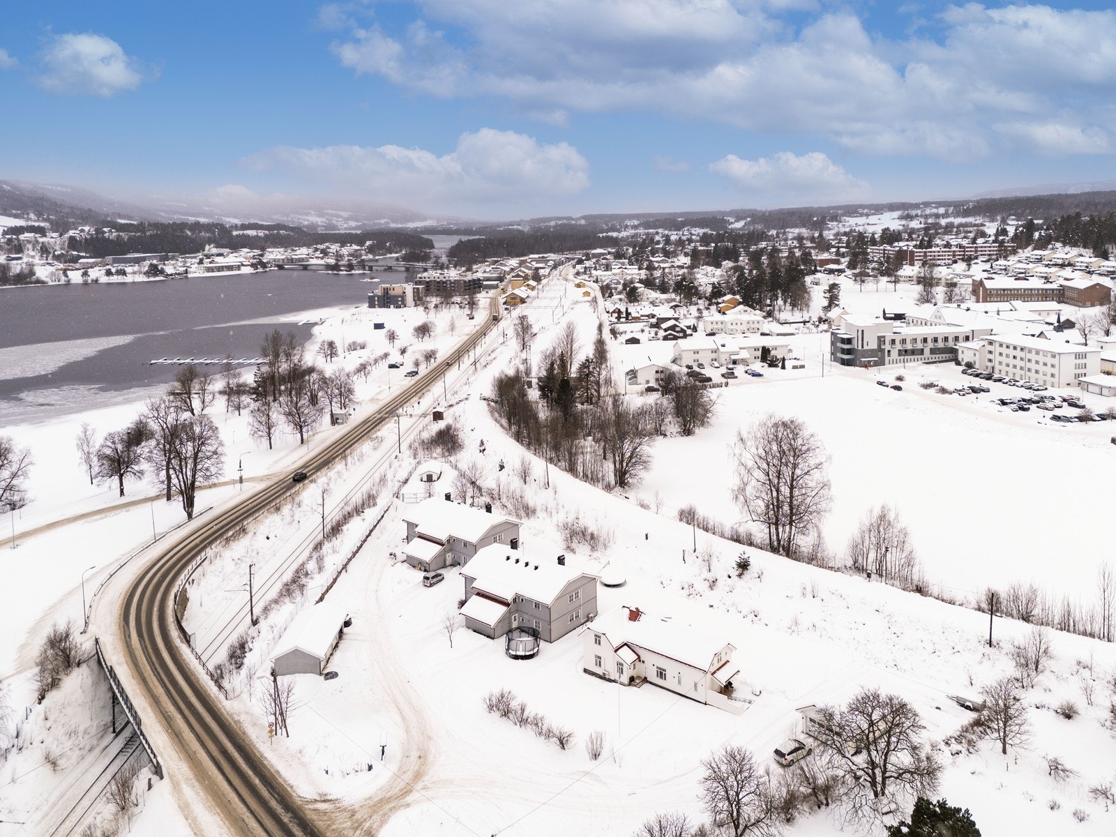 Sentrum tilbyr et bredt utvalg av butikker, kino/kulturhus, kaféer, apotek, bank, post i butikk og vinmonopol. Her finner du også gode bussforbindelser og enkel adkomst til R-350 for pendling til Hønefoss, Drammen og Oslo. Galleribilde