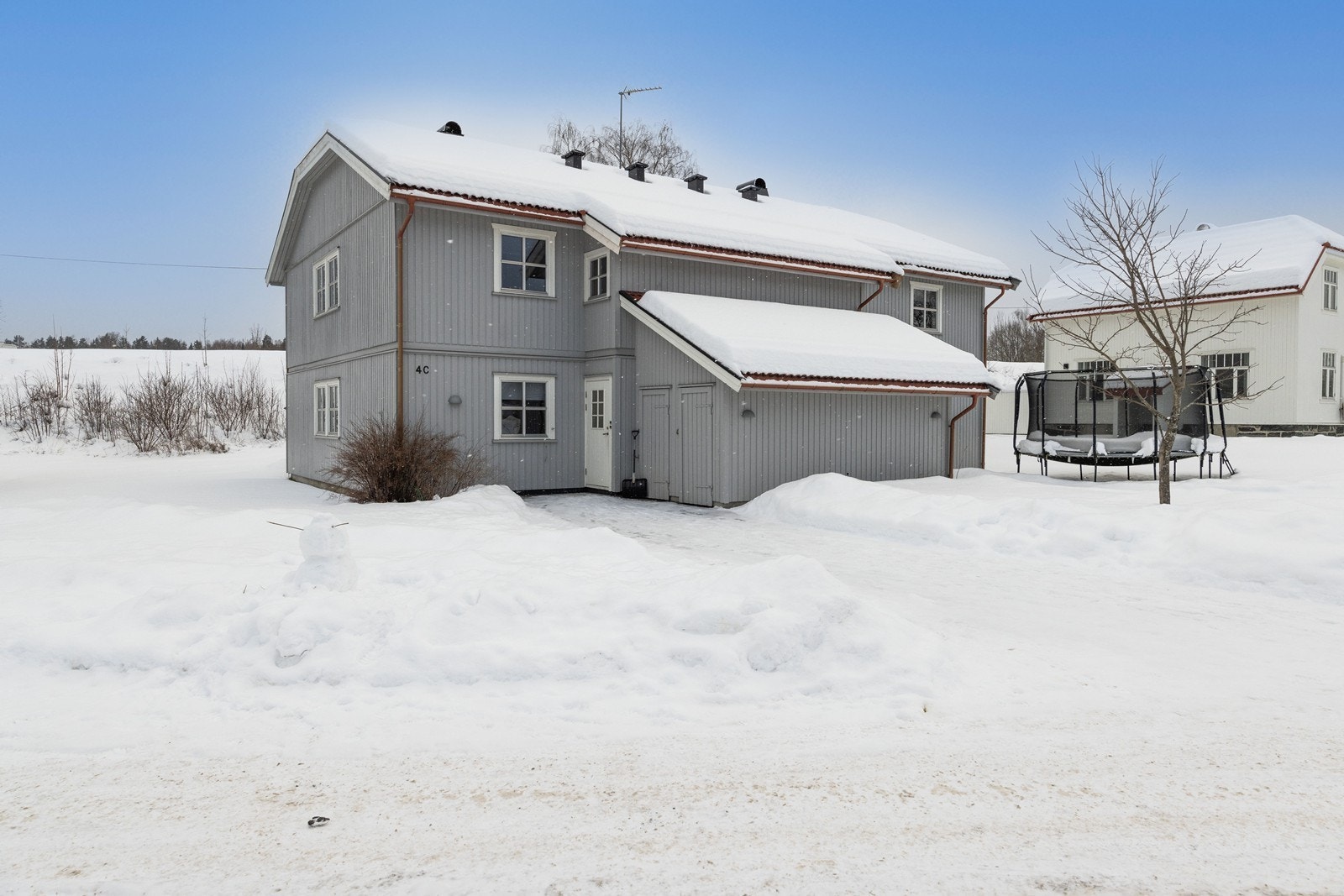 Ved inngangsparti disponerer leiligheten også en utvendig bod - perfekt for ekstra lagringsplass! Galleribilde