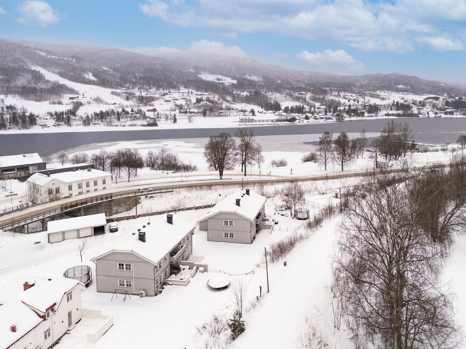 Beliggenheten er svært sentral, med gangavstand til Vikersund sentrum og gang- og sykkelvei til skoler. Galleribilde