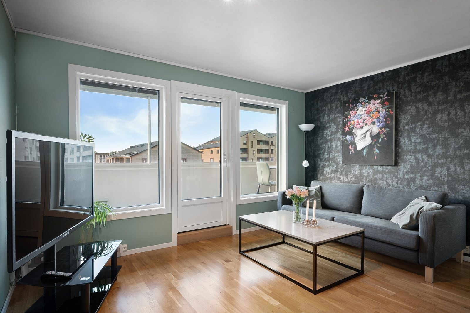 Vinduer og balkongdører ble byttet i 2025 i regi av sameiet og er i 3-lags glass som gir god isolasjon og støydemping. Galleribilde