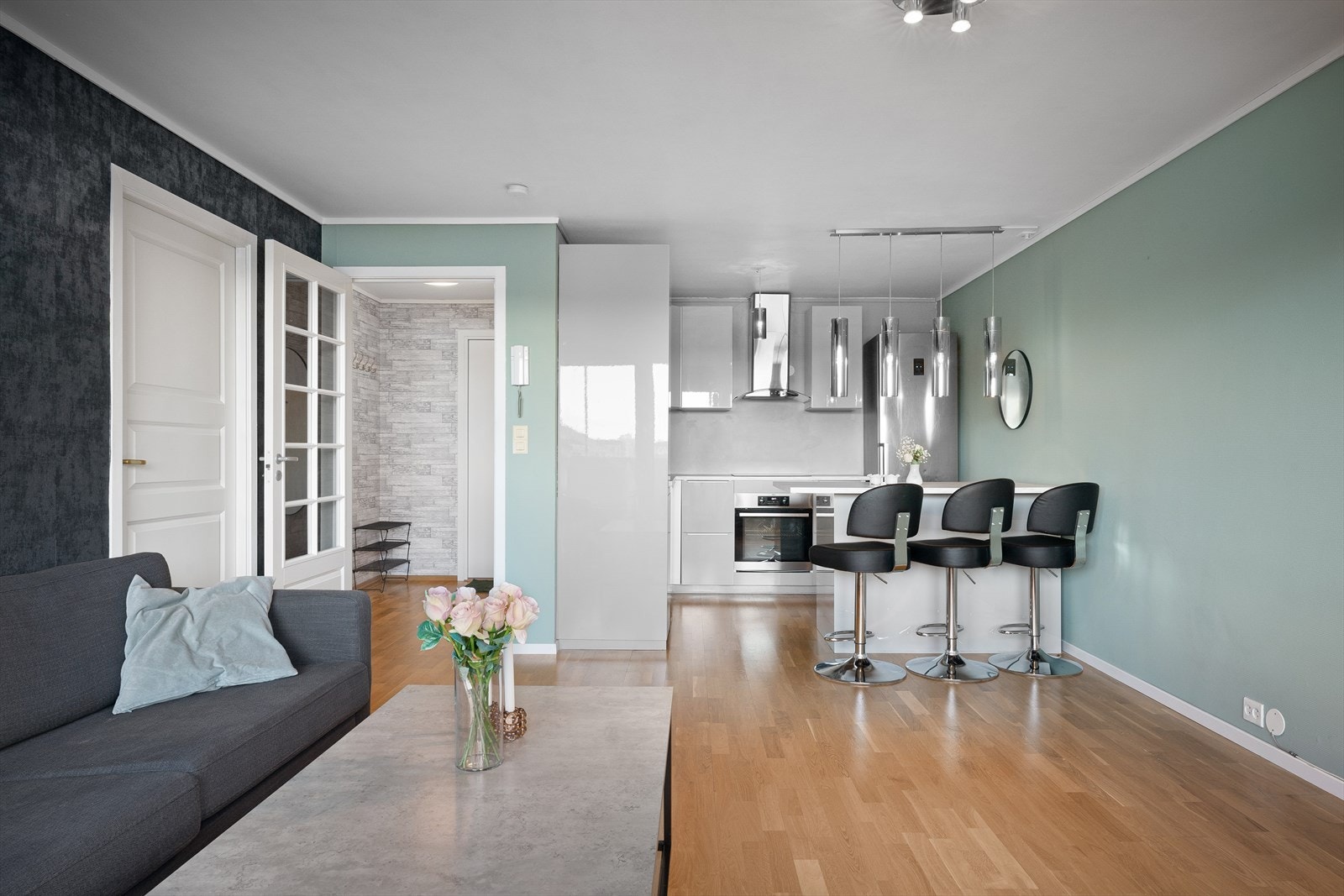 Kjøkken og stue i åpen løsning. Galleribilde