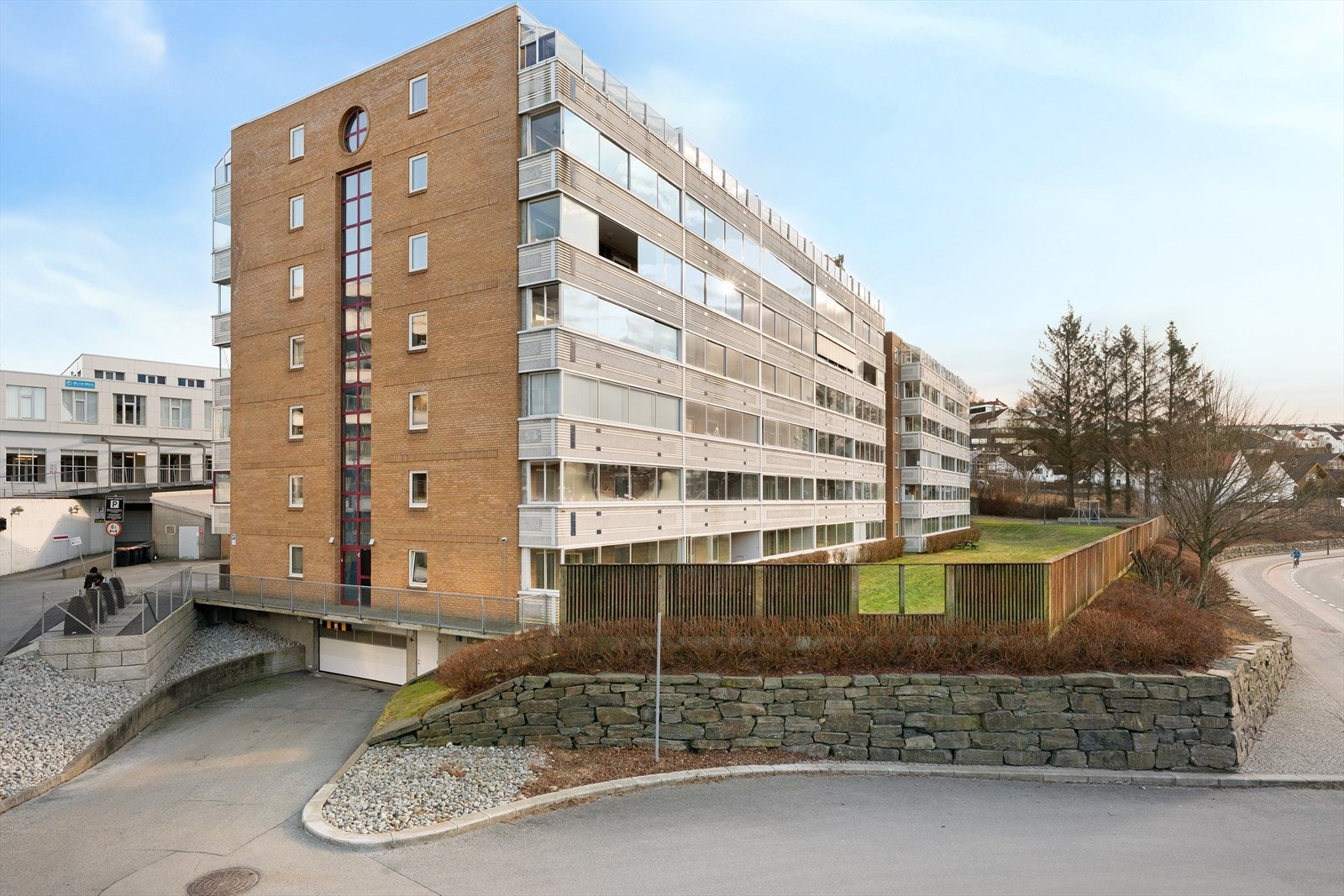 Hanaveien 15 har en sentral beliggenhet i Sandnes med ca. 15 minutters gange til sentrum. Gode bussforbindelser fra busstopp like ved blokken i Hanaveien. Galleribilde