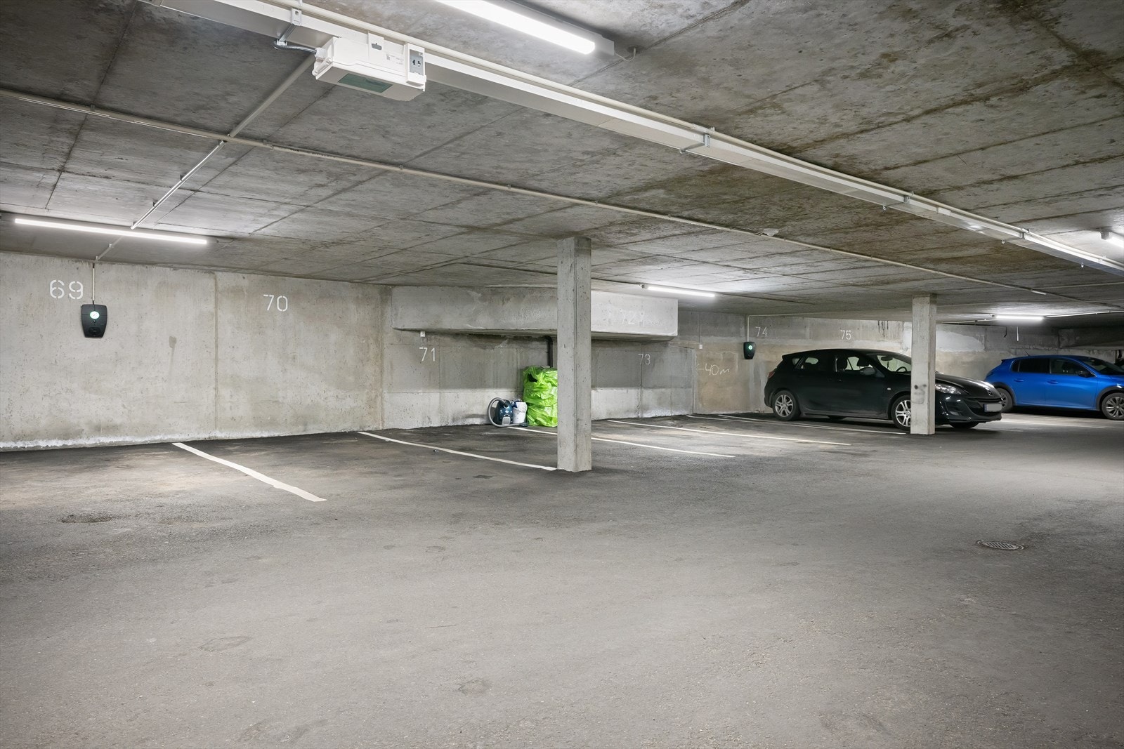 Fast parkeringsplass i lukket garasjeanlegg under blokken. Mulighet for å installere elbil-lader. Konf styret i sameiet. Galleribilde