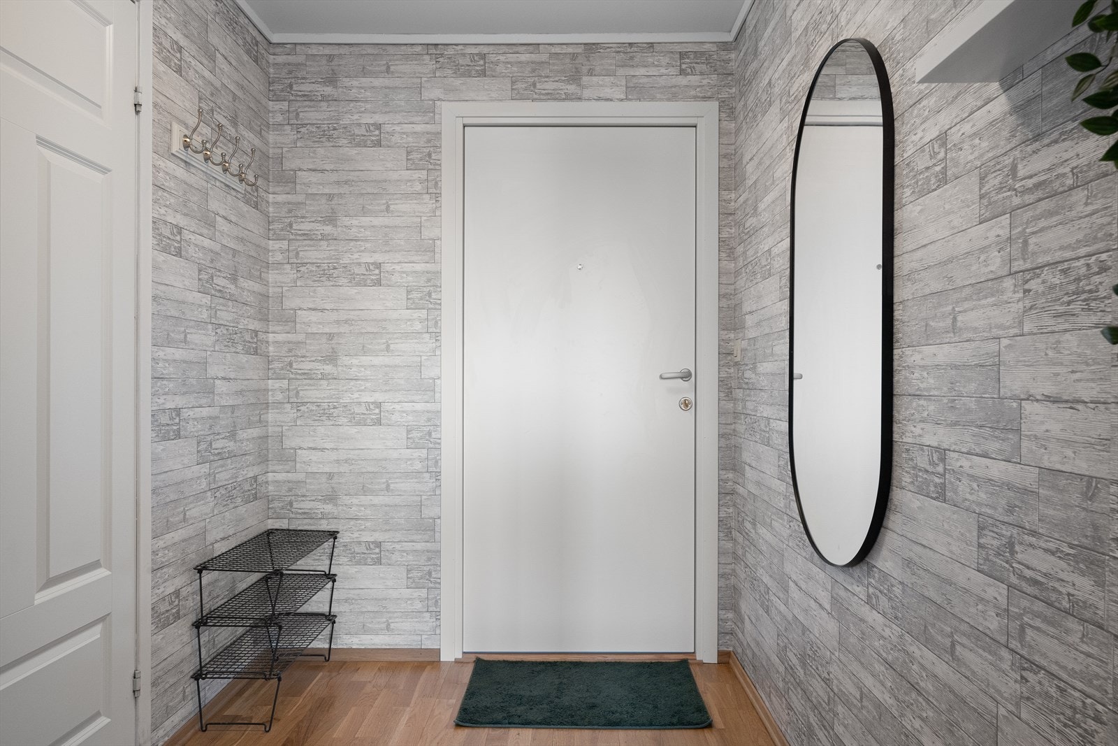 Entré med plass til å henge fra seg. Galleribilde