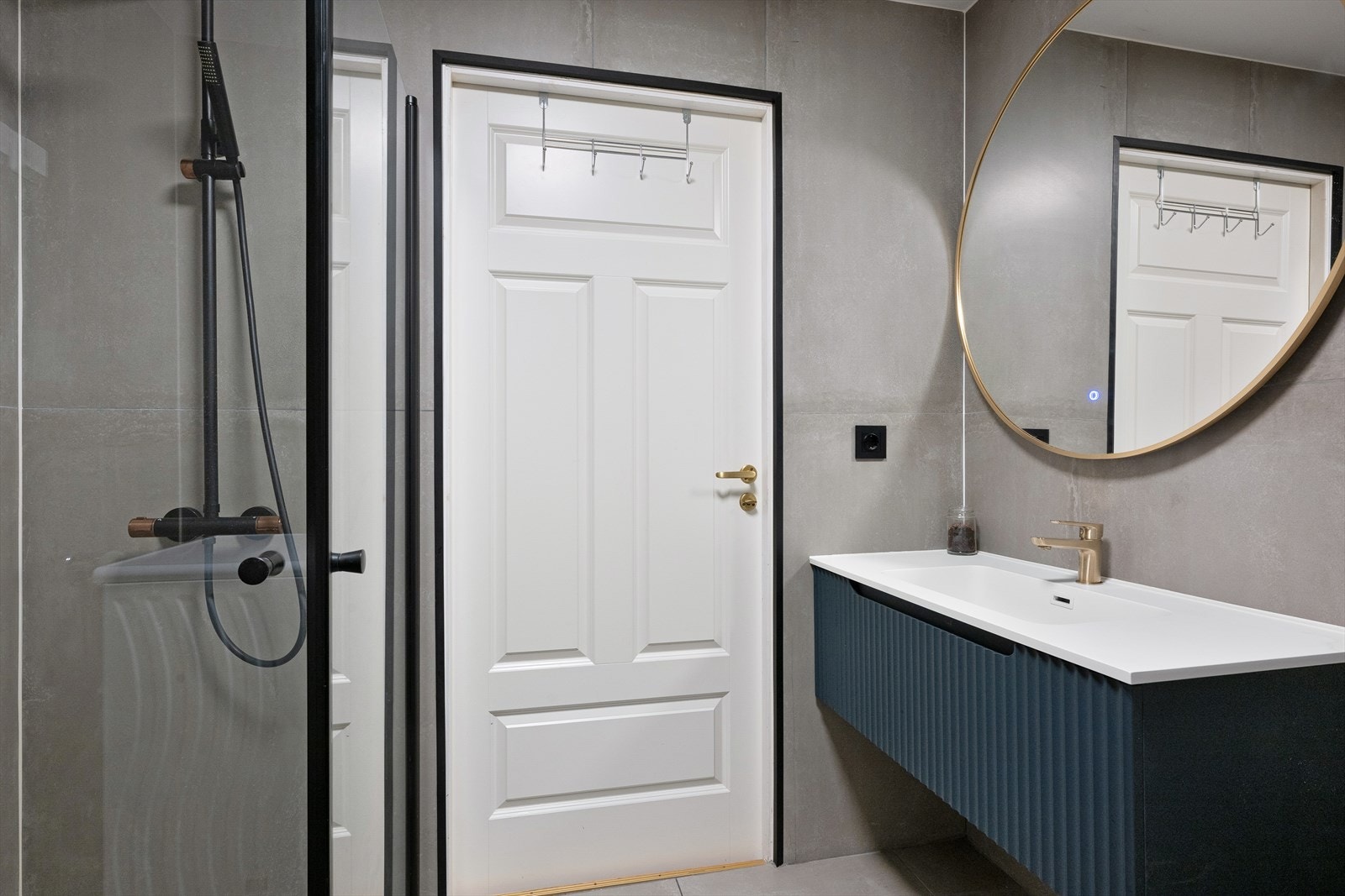 Badet er innredet med dusjhjørne, vegghengt wc, vask i seksjon og opplegg for vask/tørk. Galleribilde