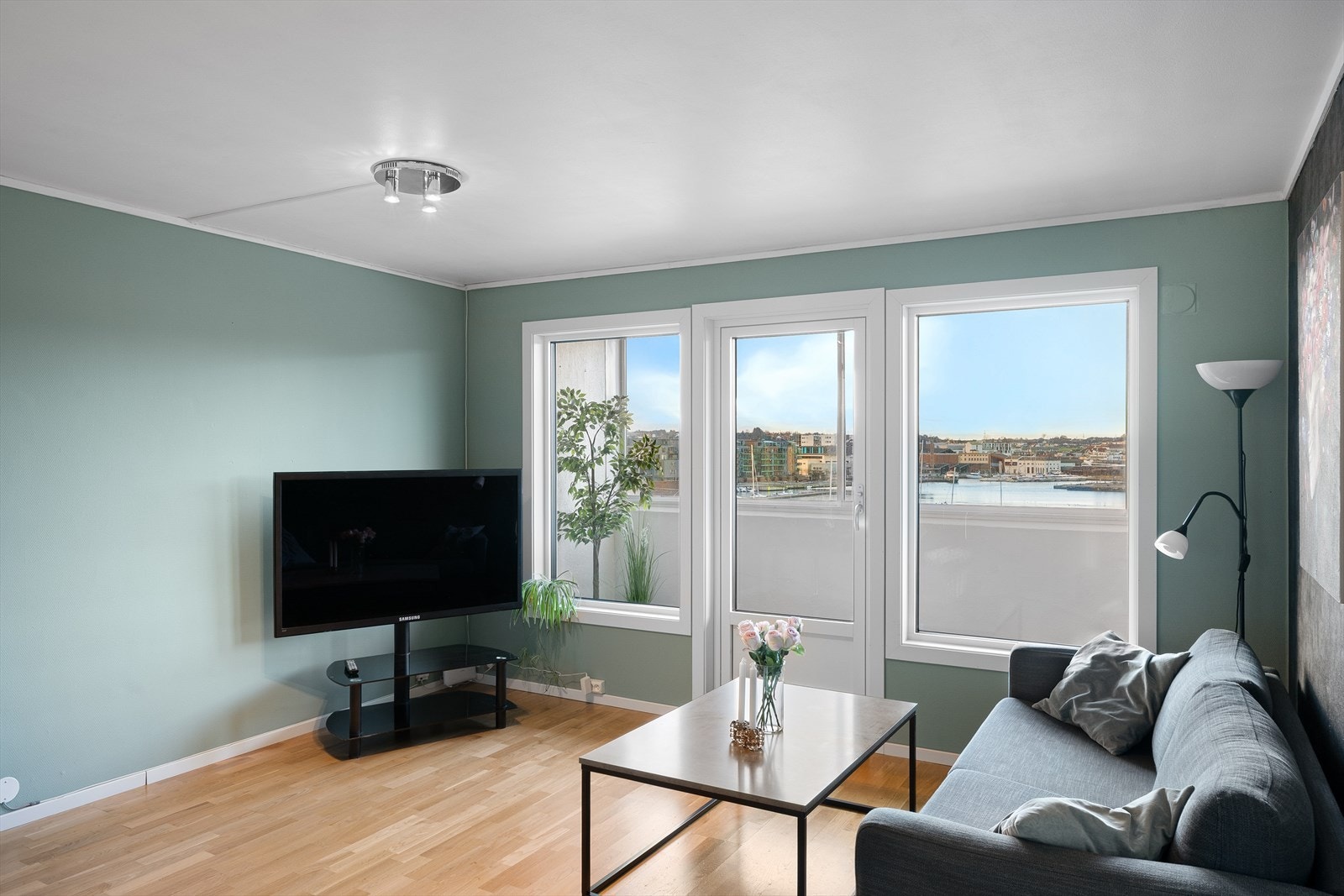 Stuen oppleves som lys og romslig med mye naturlig lys og flott utsikt Galleribilde