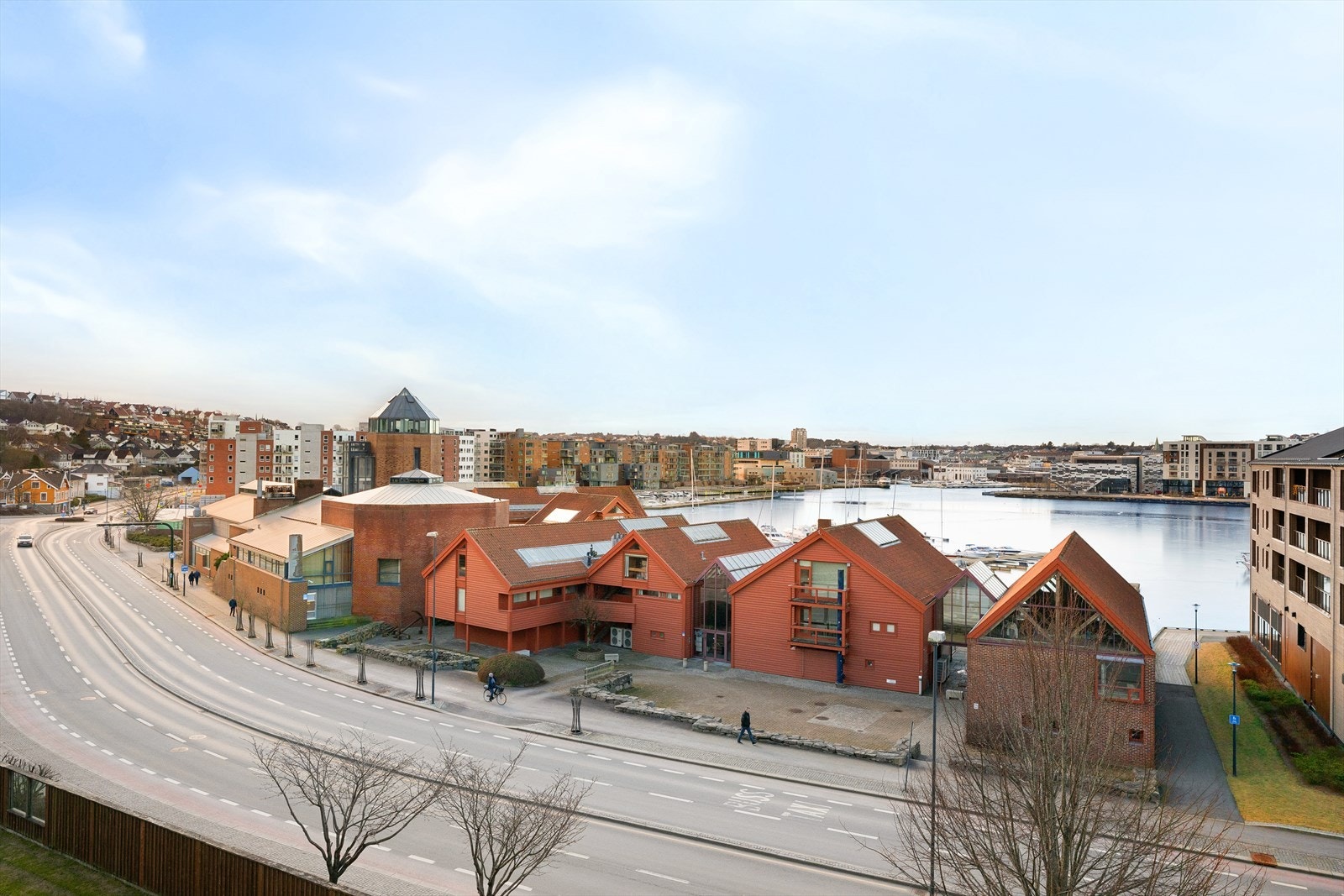 Leiligheten har en innglasset balkong på ca. 10m2 med herlig kveldssol på sommerstid og nydelig utsikt. Galleribilde