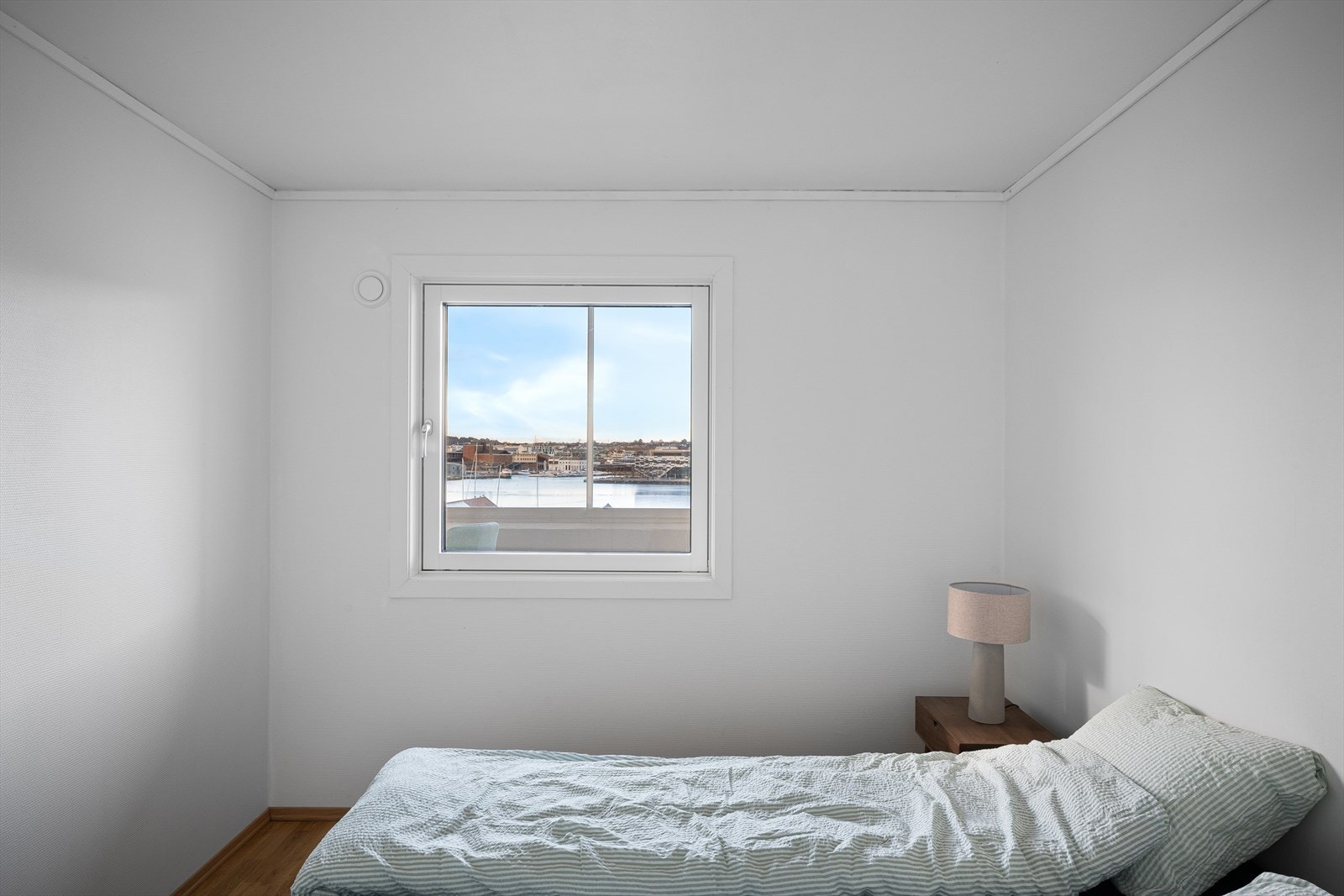 Også fra soverommet har man flott utsikt mot Gandsfjorden og sentrum. Galleribilde