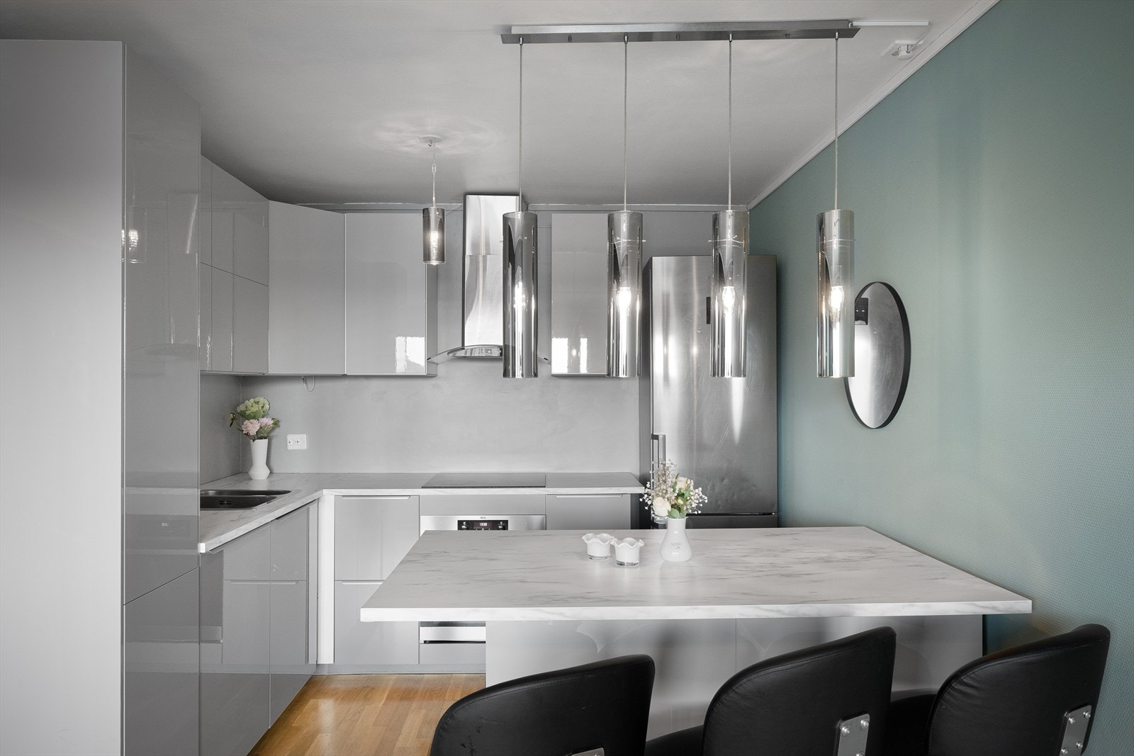 Flott kjøkkeninnredning med kjøkkenøy og barløsning som gir meget gode arbeidsflater og mye skapplass. Galleribilde