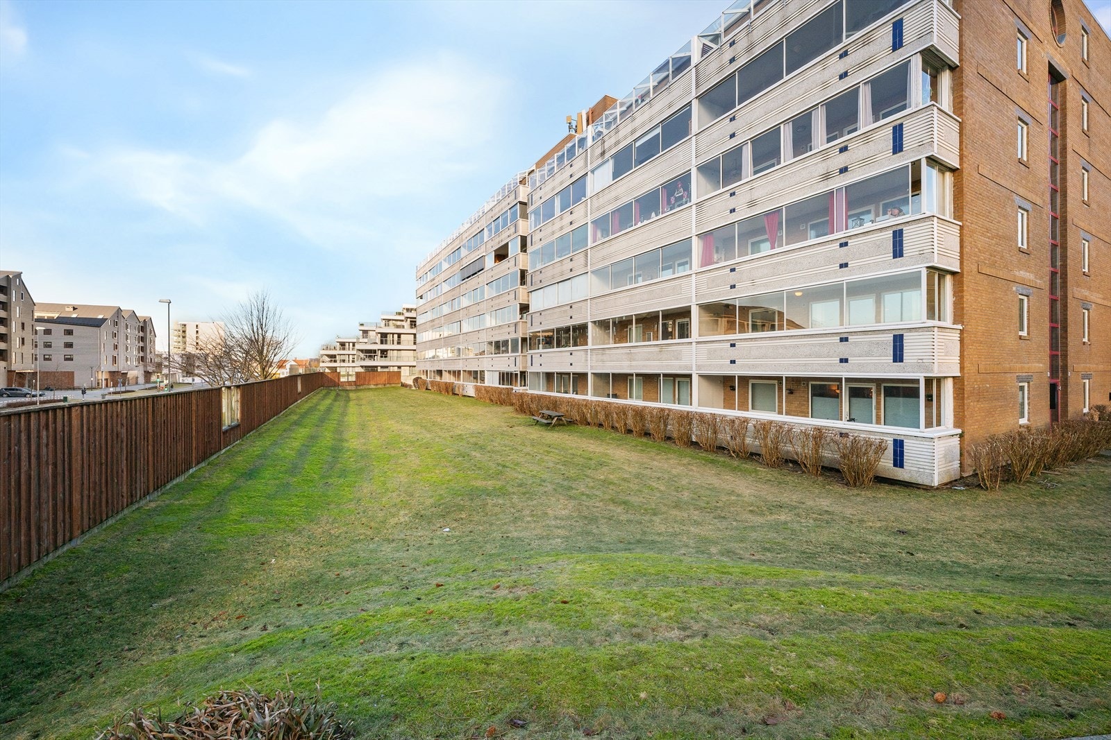 Hanaveien 15 har en sentral beliggenhet i Sandnes med ca. 15 minutters gange til sentrum. Gode bussforbindelser fra busstopp like ved blokken i Hanaveien. Galleribilde