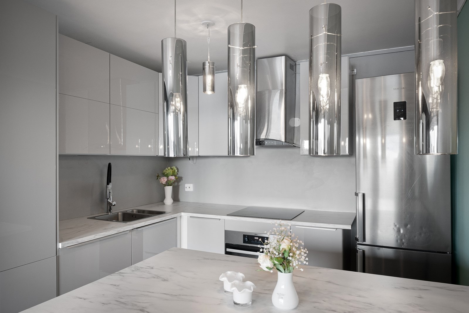 Integrert stekeovn, platetopp, oppvaskmaskin, frittstående kjøl/frys og barkrakker medfølger i handelen. Galleribilde