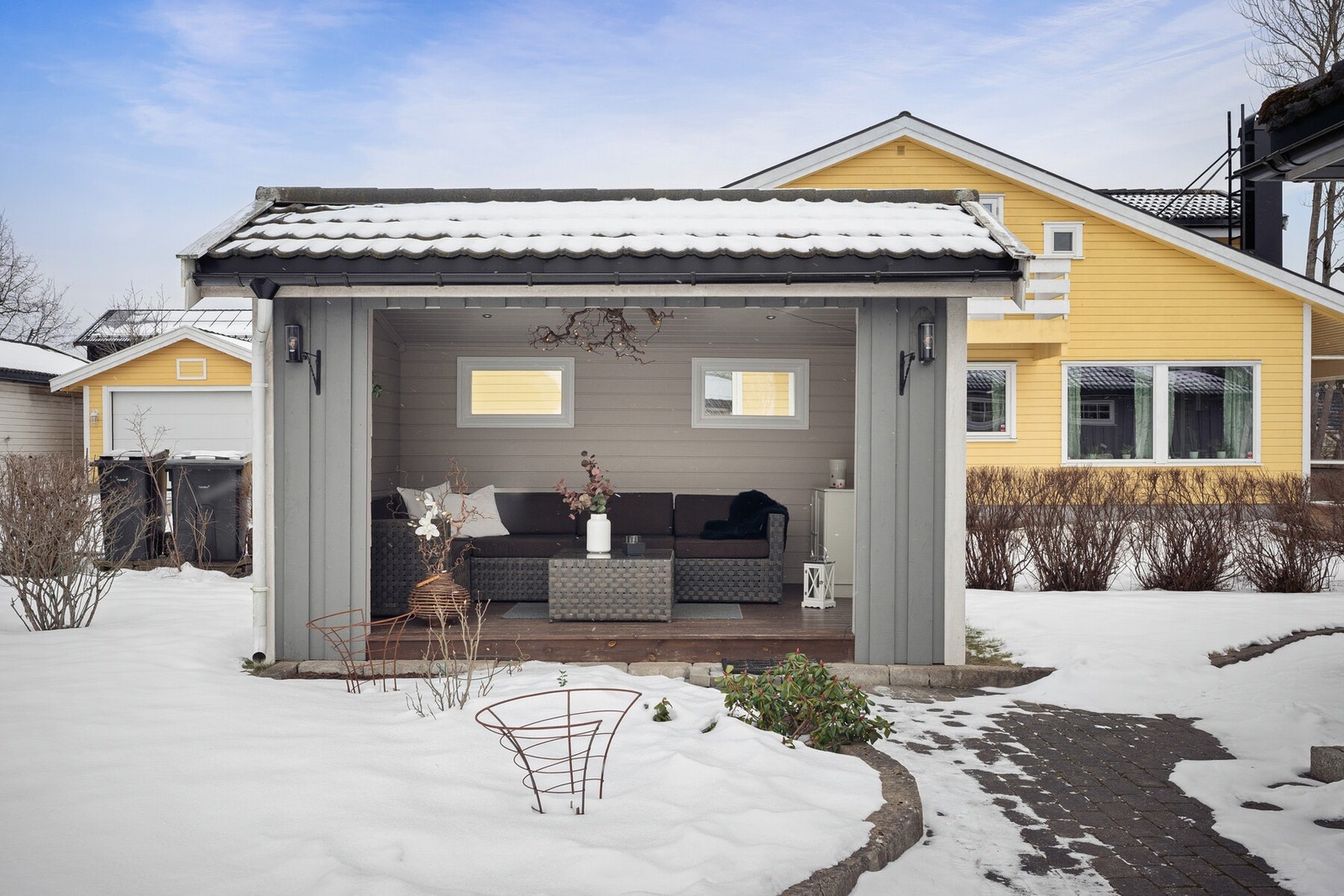 I tillegg har boligen en overbygd hagestue/uteplass som gir en lun og skjermet sone for avslapning uansett vær. Galleribilde