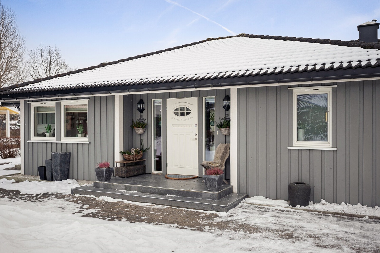 Velkommen til Høysletta 7 - en romslig og gjennomført enebolig på ett plan med familievennlig planløsning og svært gode utearealer. Foto: Mats Holst. Firma: Matsholst.no Galleribilde