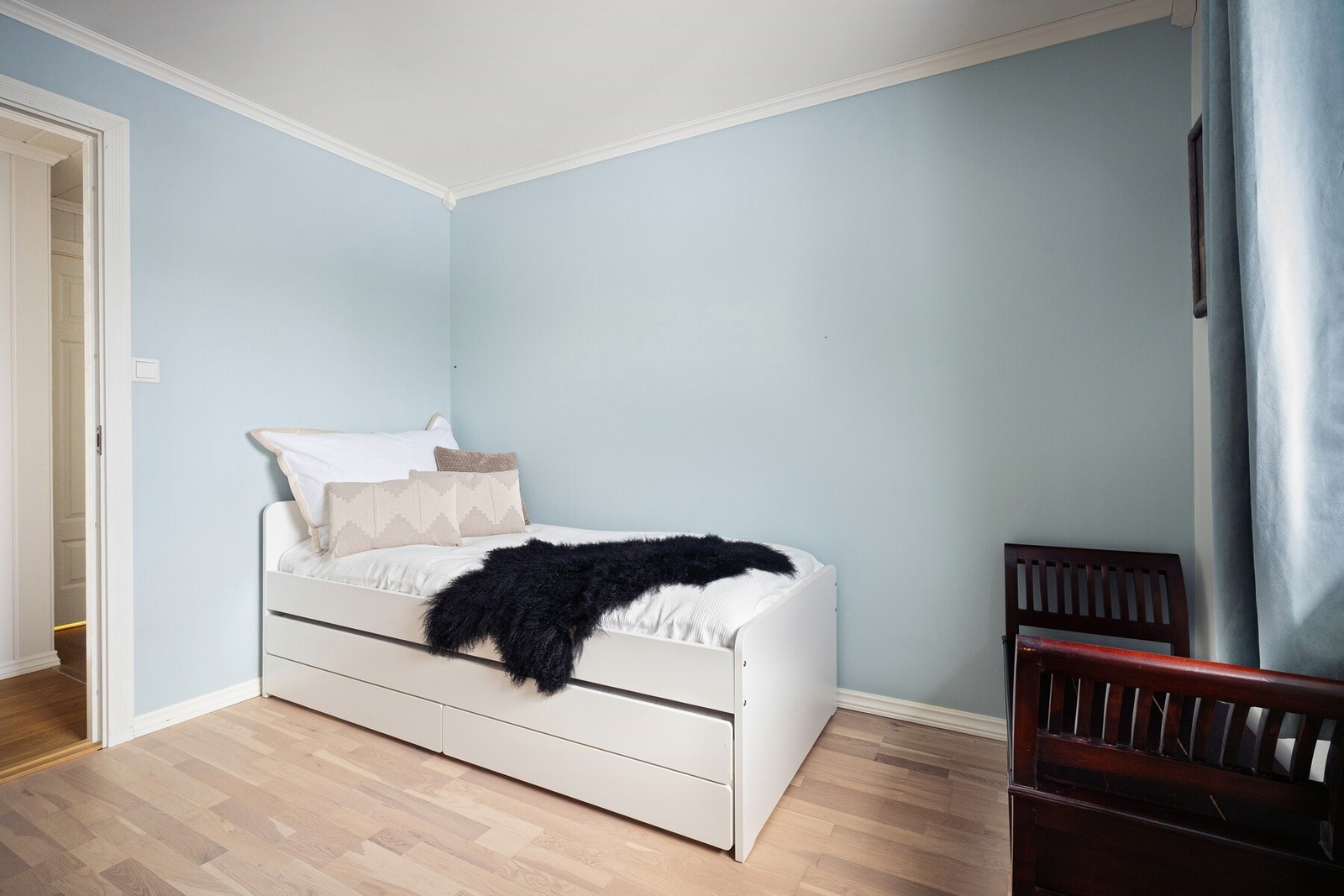 Ytterligere et lyst og trivelig soverom med gode møbleringsmuligheter. Galleribilde