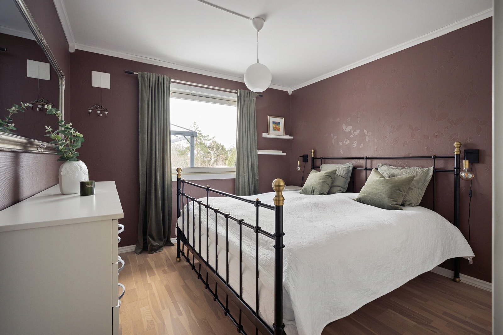 Romslig og lyst hovedsoverom med god plass til dobbeltseng, nattbord og garderobeløsninger. Galleribilde