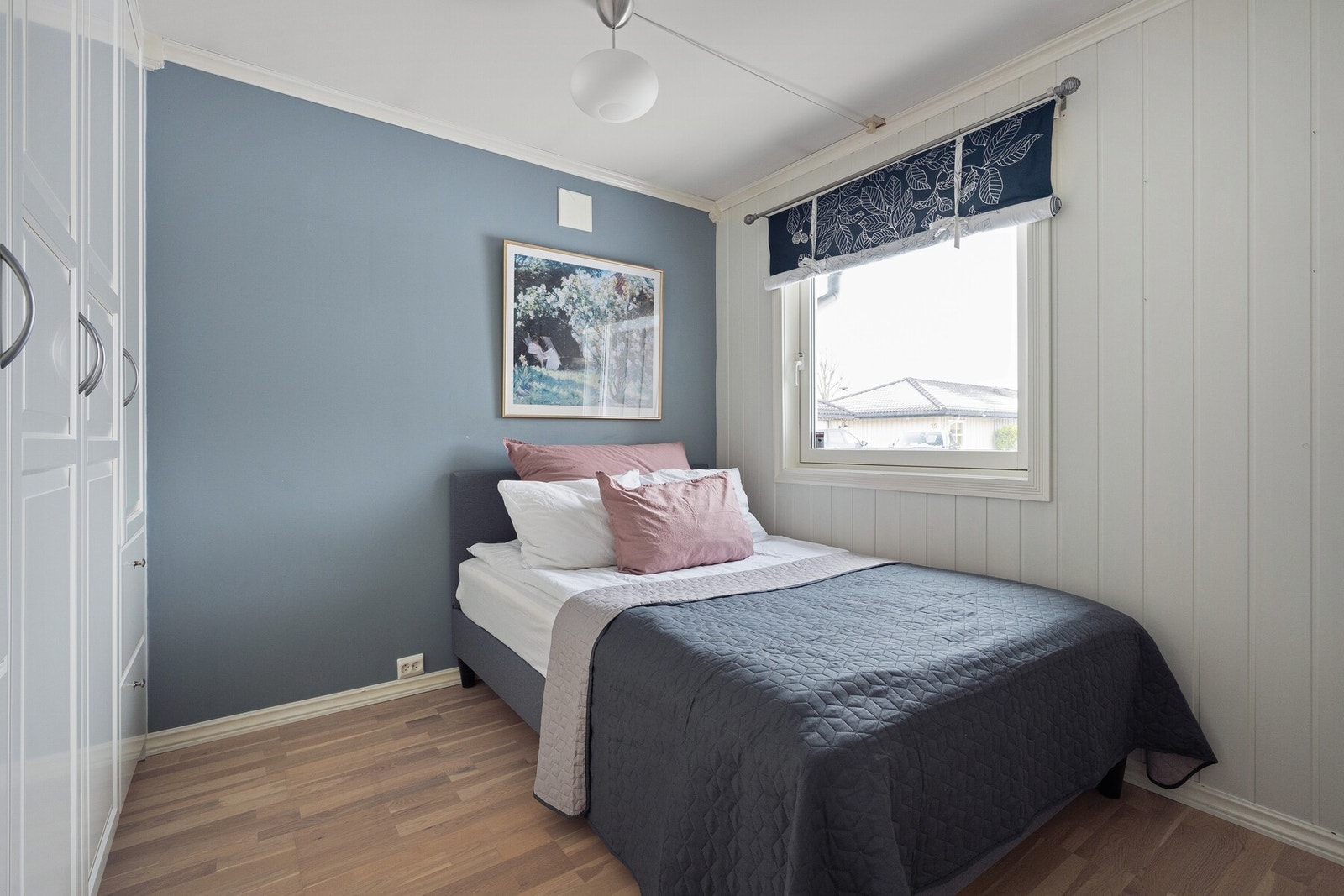 Pent og lett møblerbart soverom som passer utmerket som barnerom, gjesterom eller hjemmekontor. Galleribilde