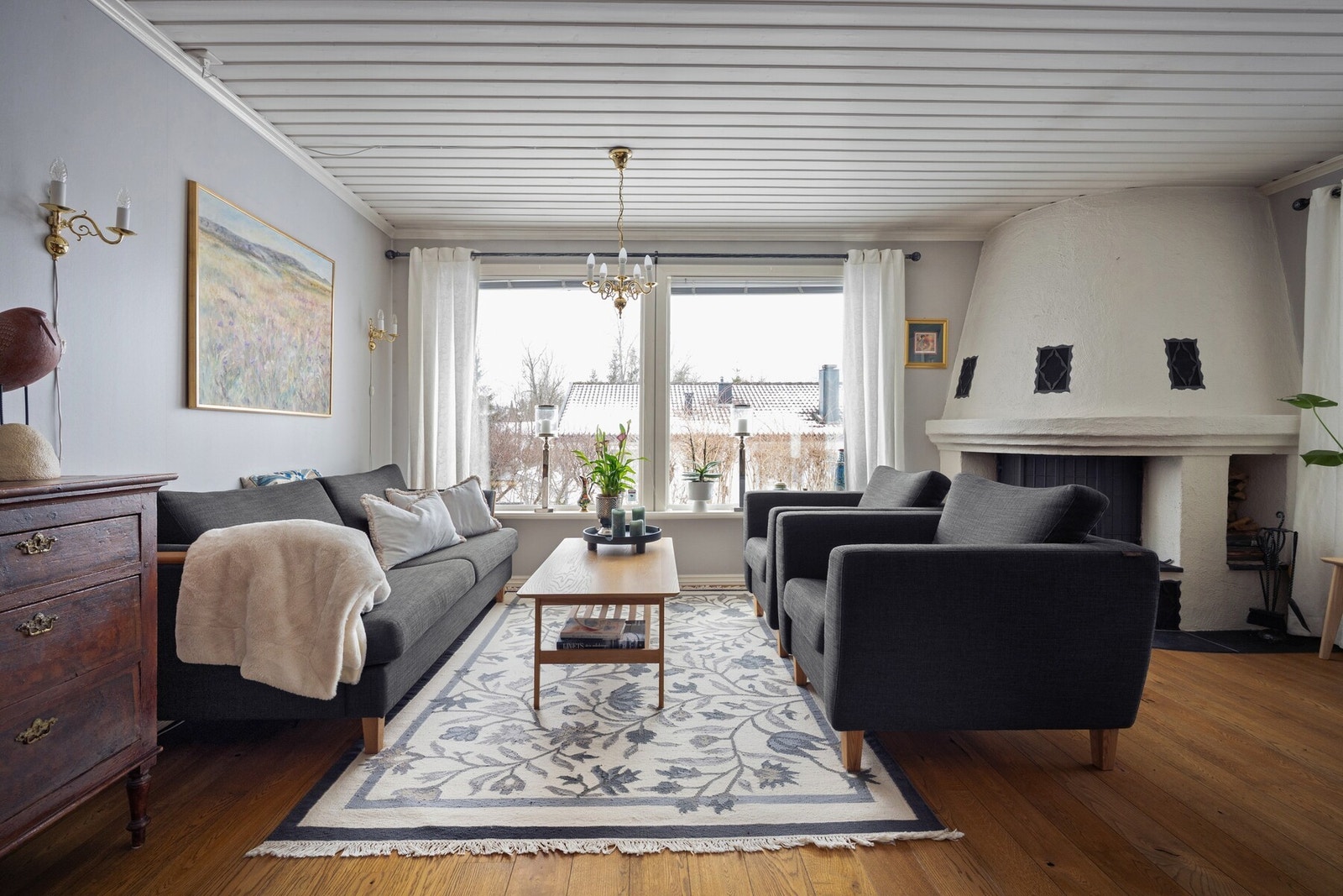 Hoveddelen er tilrettelagt for sofagruppe og sosialt samvær, og peis skaper en lun og hyggelig atmosfære på kjøligere kvelder. Galleribilde