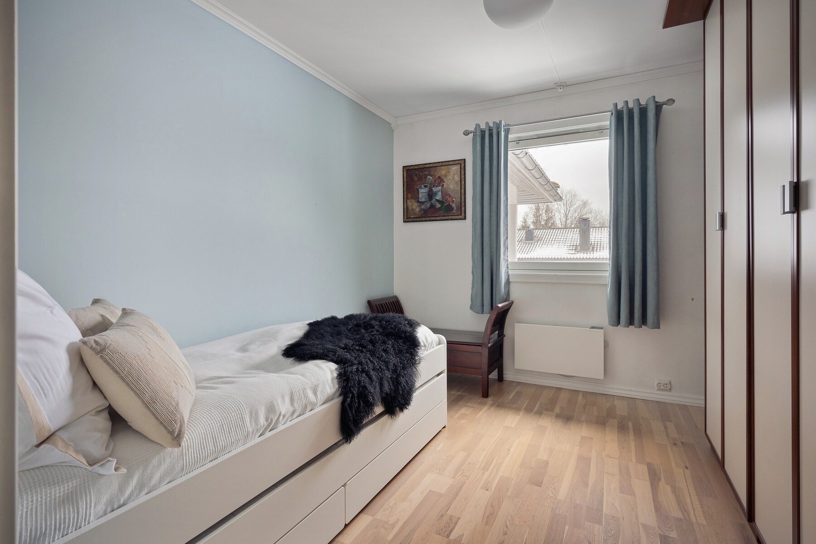 Rommet egner seg godt som barnerom, gjesterom eller hobbyrom, og har plass til både seng, skrivebord og oppbevaring. Galleribilde