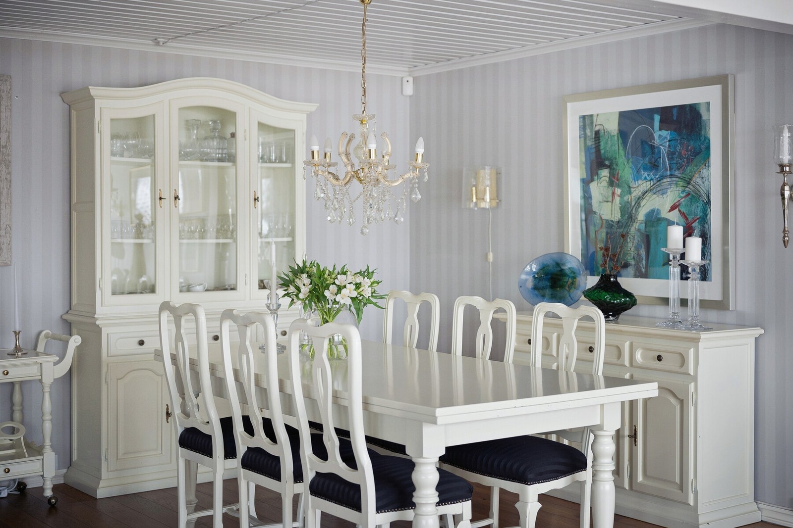 Her er det enkelt å samle både familie og venner til hyggelige måltider, og rommets gode proporsjoner gir fleksible møbleringsmuligheter. Galleribilde