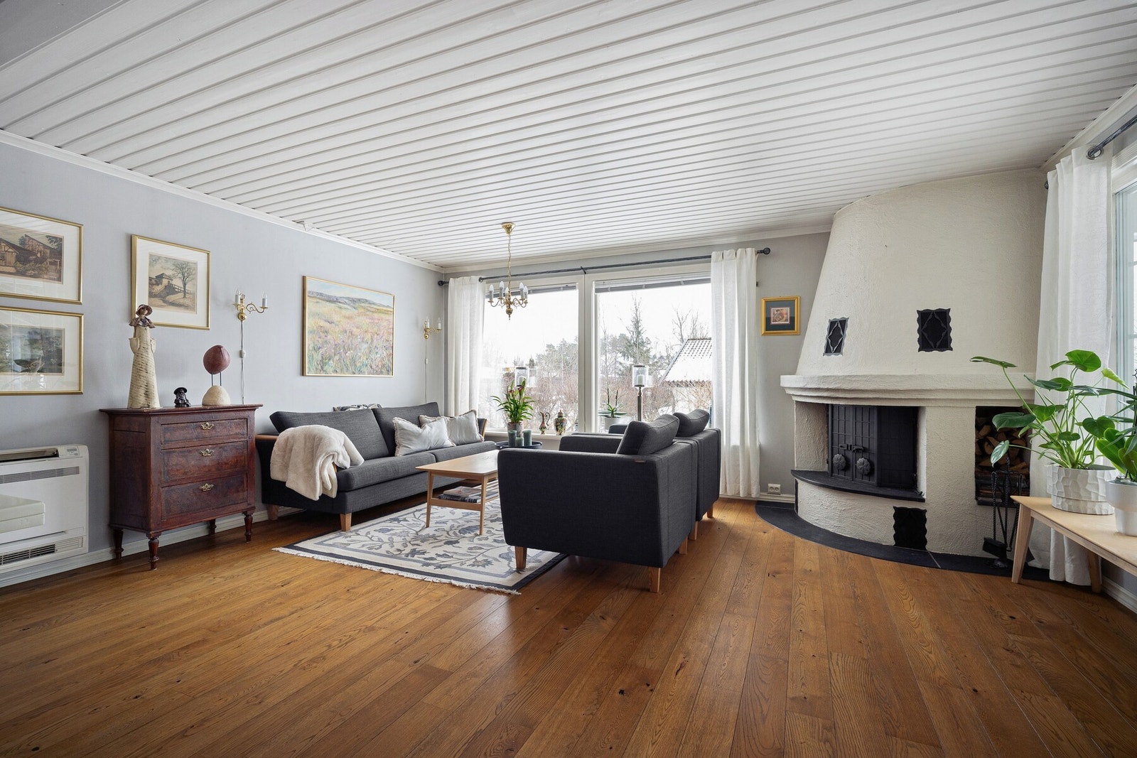 Boligen byr på en romslig og innbydende stue med to tydelige soner. Galleribilde