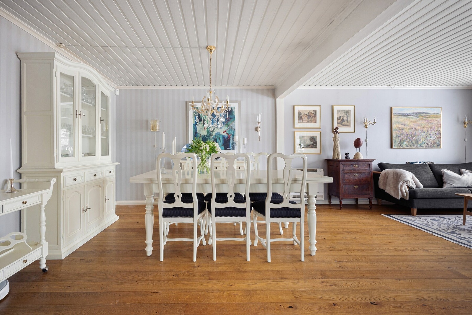 De store vindusflatene slipper inn rikelig med dagslys og skaper en luftig og innbydende atmosfære. Galleribilde