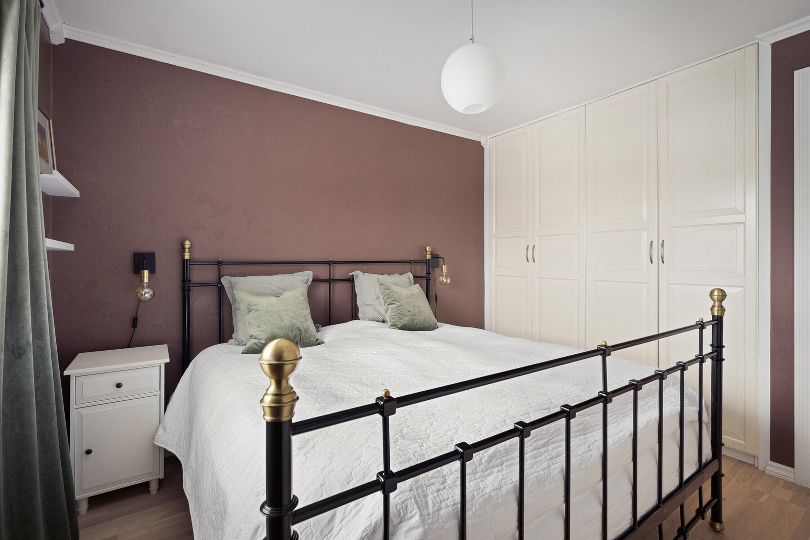 Rommet har en god og funksjonell utforming som gir flere møblerings muligheter. Galleribilde