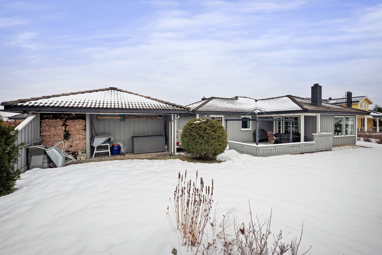 Tomten byr på en romslig og lettstelt hage med gode muligheter for lek, opphold og beplantning etter eget ønske. Galleribilde