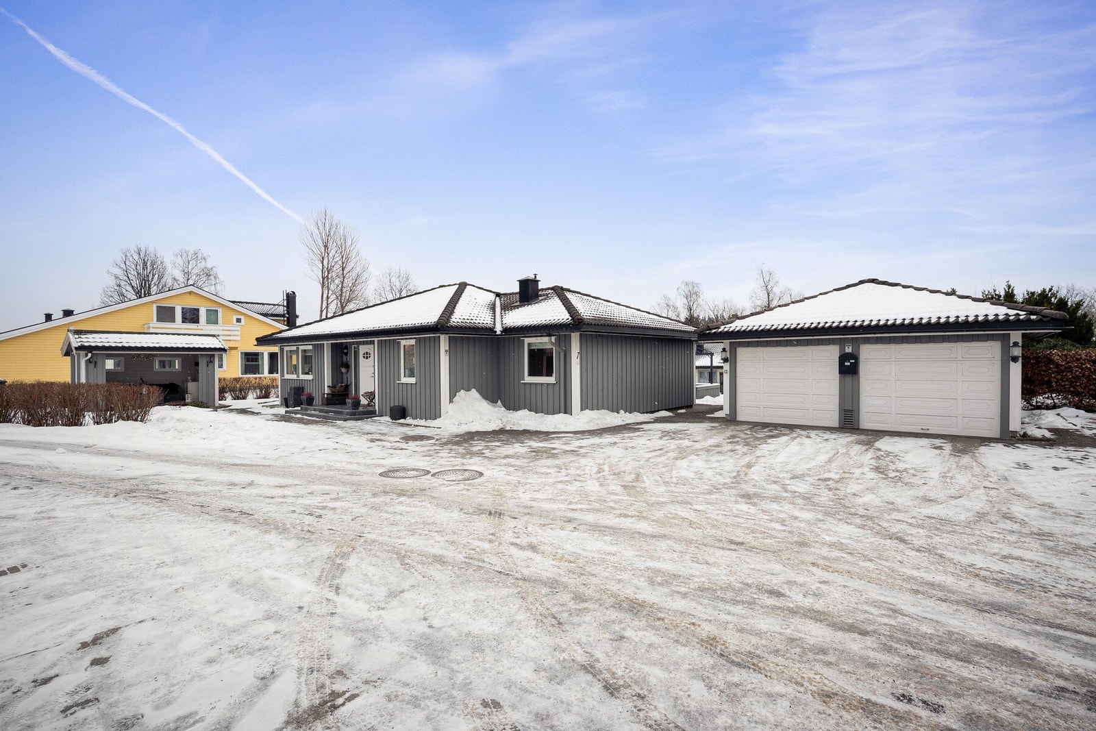 Pent opparbeidet eiendom med dobbelgarasje og god adkomst. Galleribilde