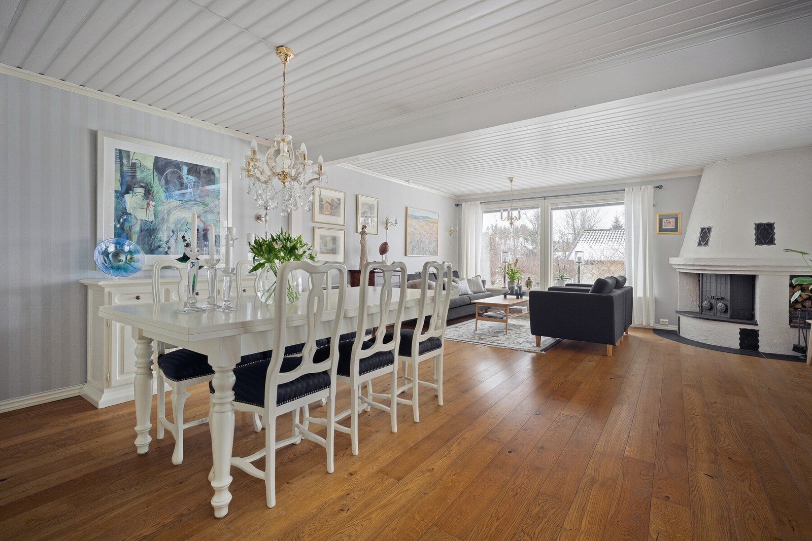 Spisestuen ligger i åpen og naturlig tilknytning til stuen og oppleves lys og romslig med god plass til stort spisebord. Galleribilde