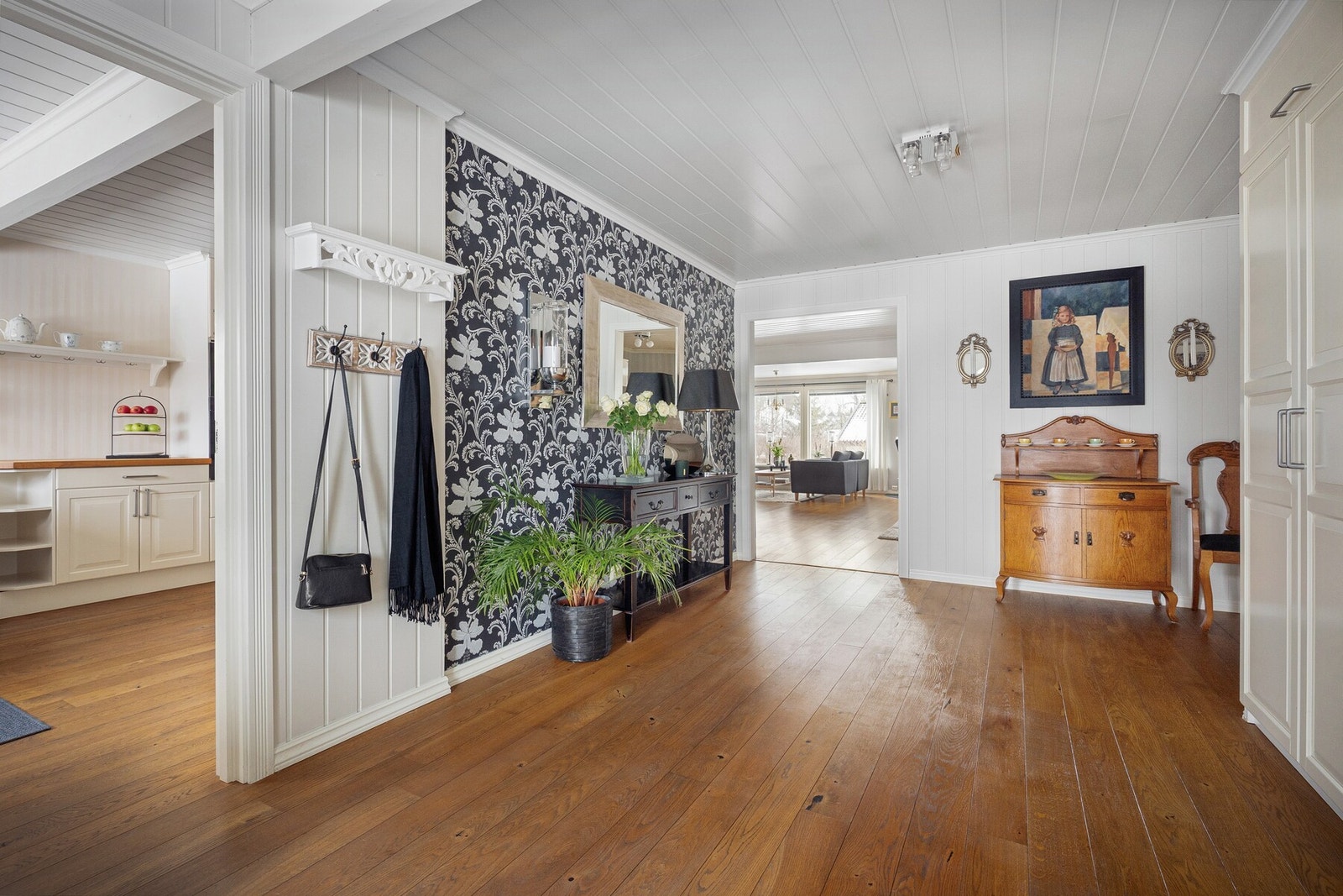 Entréen har en praktisk utforming og leder naturlig videre inn i boligens sosiale soner. Den luftige følelsen og gode planløsningen gjør at boligen oppleves både åpen og lett å innrede. Galleribilde