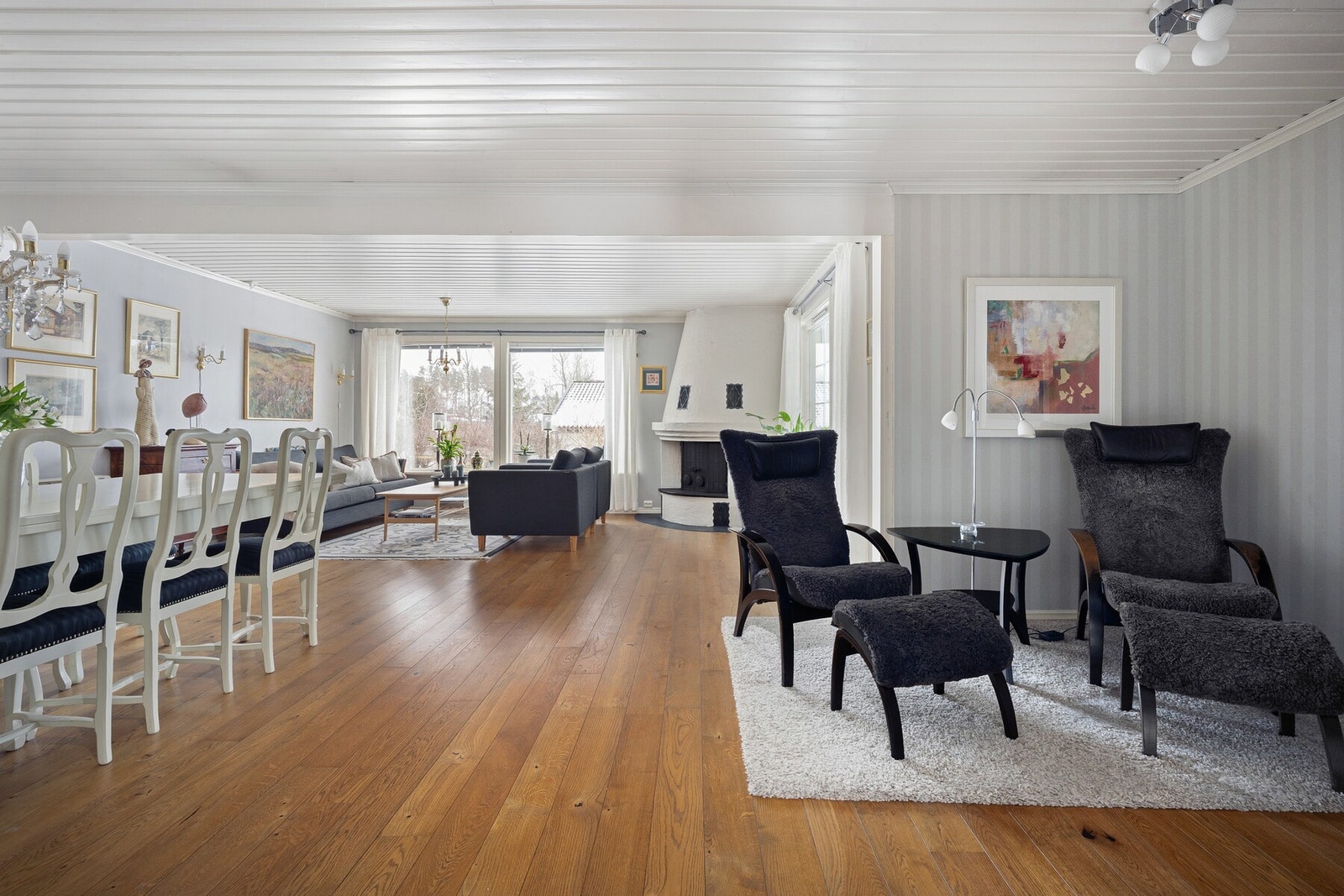 I tilknytning til denne ligger en egen sone som egner seg ypperlig som TV-stue eller lesekrok - et rolig hjørne for avslapning. Galleribilde