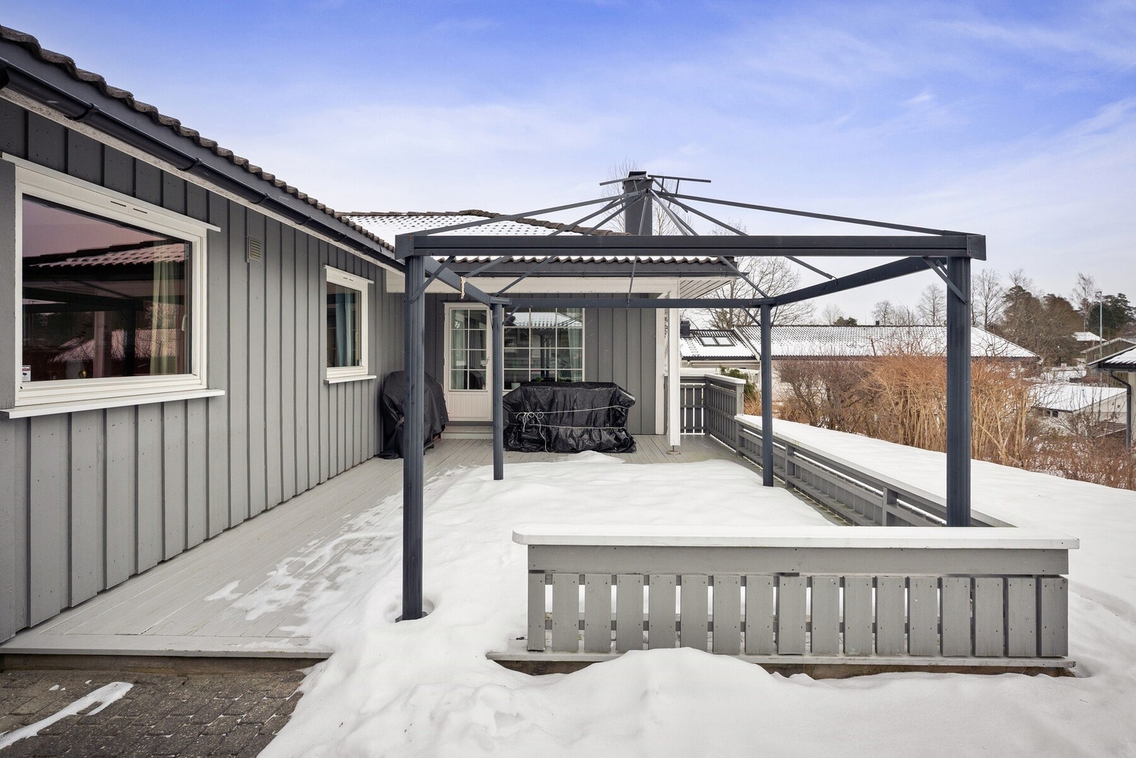 Her er det god plass til både spisegruppe og loungemøbler - perfekt for hyggelige måltider og sosiale sammenkomster utendørs. Galleribilde