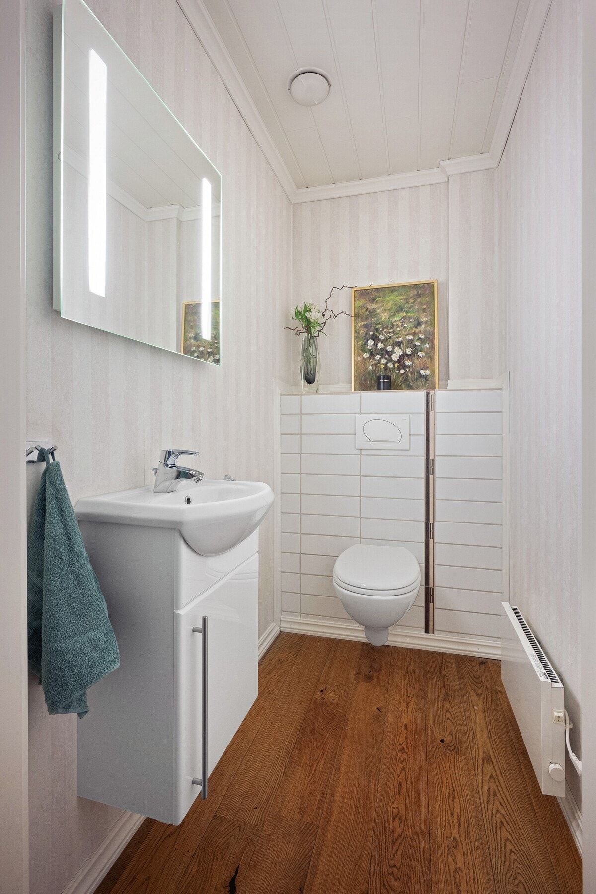 Separat toalettrom i tilknytning til boligens oppholdsrom - svært praktisk i hverdagen og ved besøk. Galleribilde