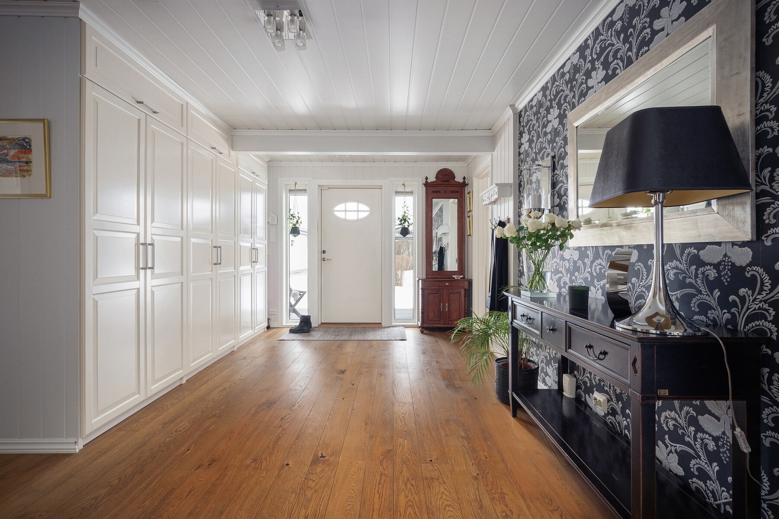 Boligen ønskes velkommen av en romslig og innbydende entré som gir et godt førsteinntrykk. Galleribilde