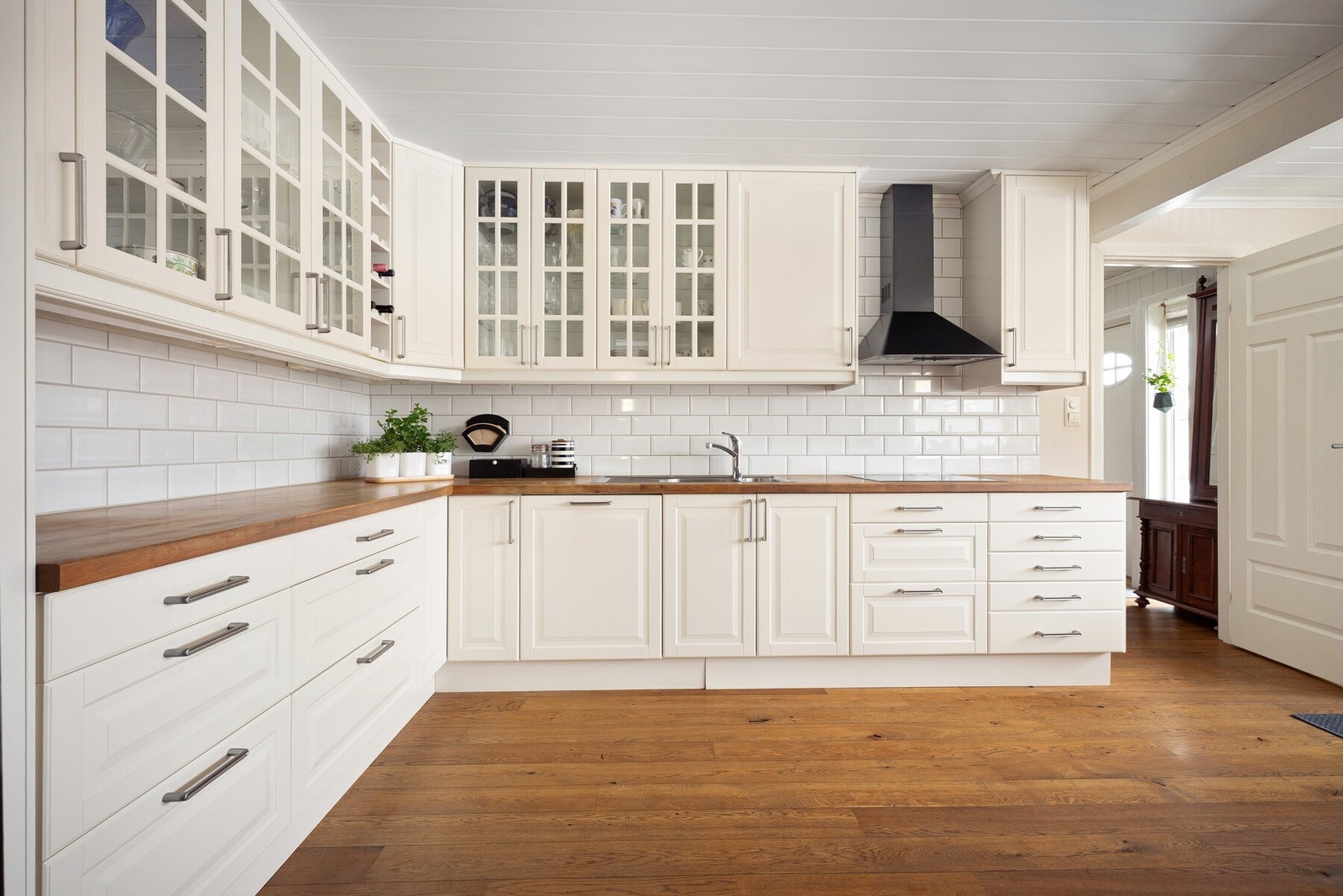 Romslig og innbydende kjøkken med god skap- og benkeplass som gir svært gode arbeidsforhold. Galleribilde