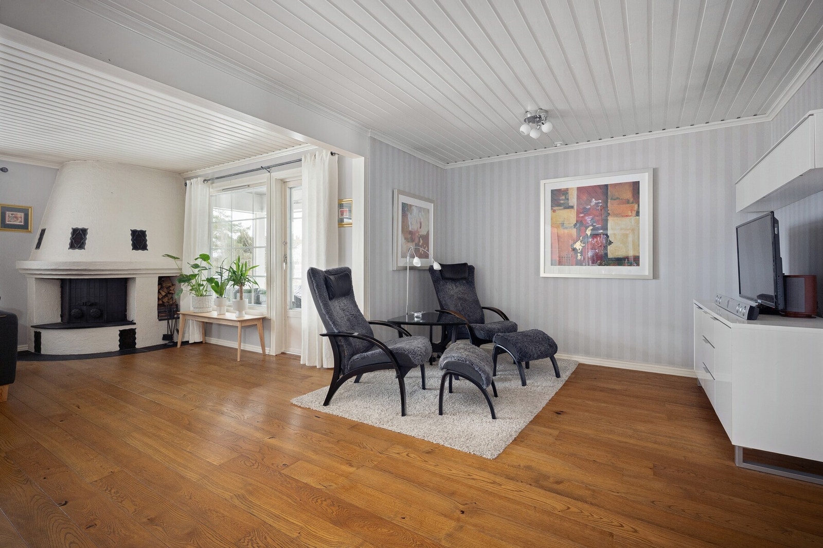 Fra stuen er det utgang til markterrasse og videre adkomst til stor, grønn hage, som gir en naturlig forlengelse av oppholdsrommene og flotte utearealer. Galleribilde