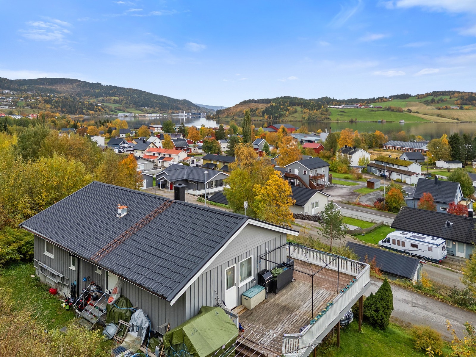 Flott utsikt fra en romslig veranda. Galleribilde