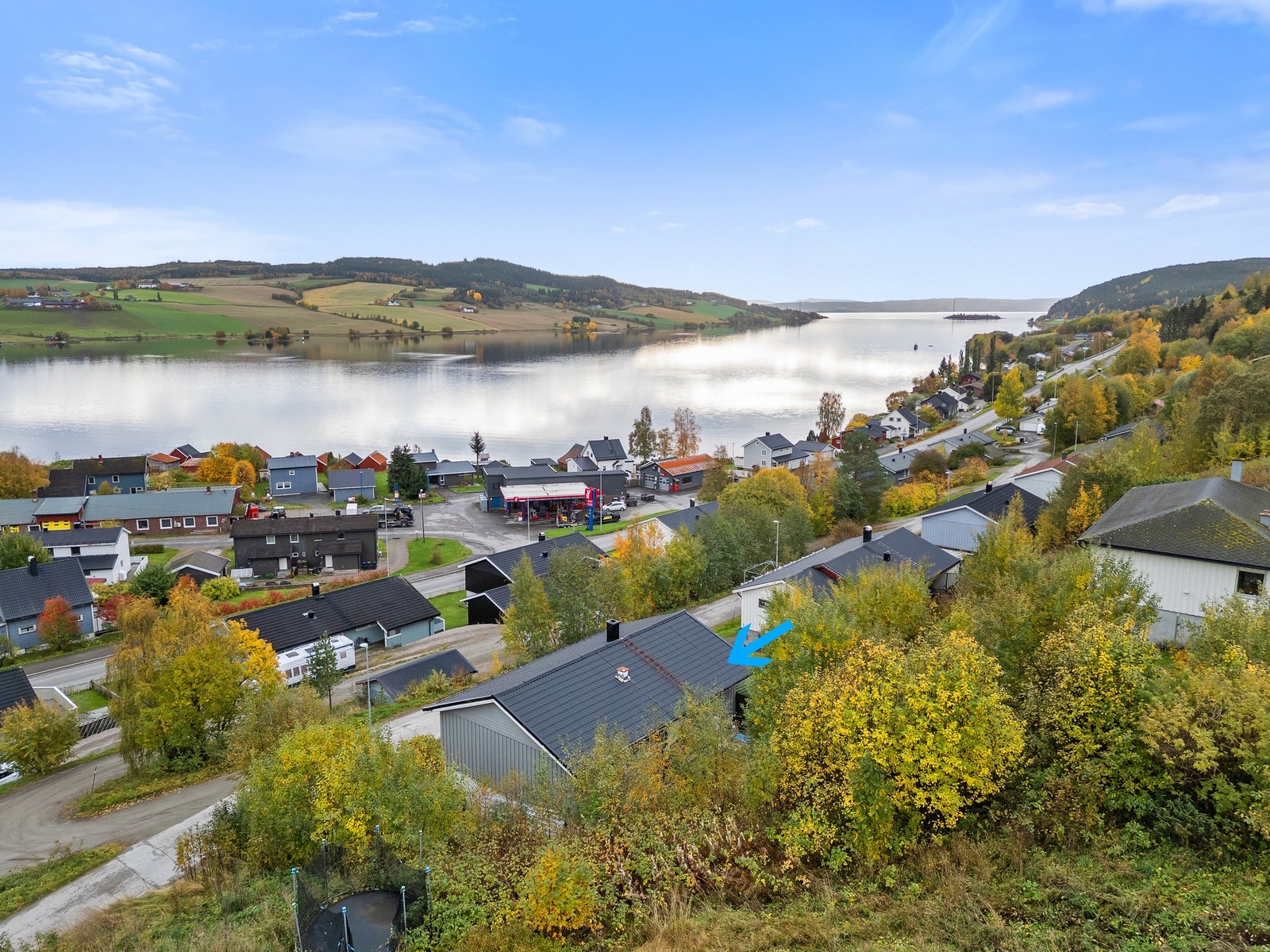 Enebolig med pen utsikt over fjorden. Galleribilde