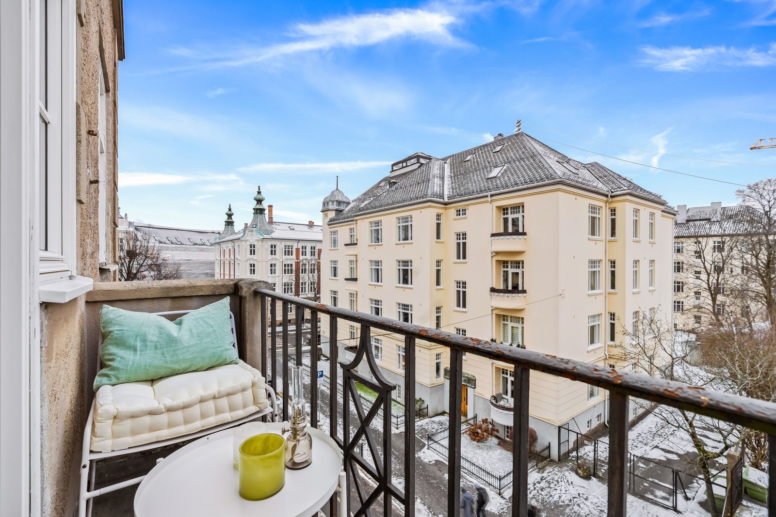 Fra stuen er det utgang til en hyggelig, sydvestvendt balkong på ca. 1,6m². Galleribilde