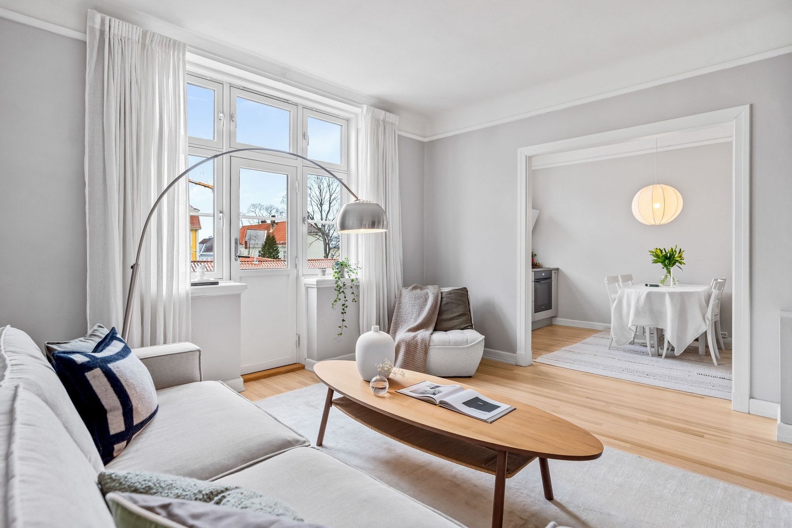 Vakre, originale heltregulv av eik sist slipt og lakkert i 2021. Vegger og tak er malt i duse, lyse, tidsriktige farger. Galleribilde