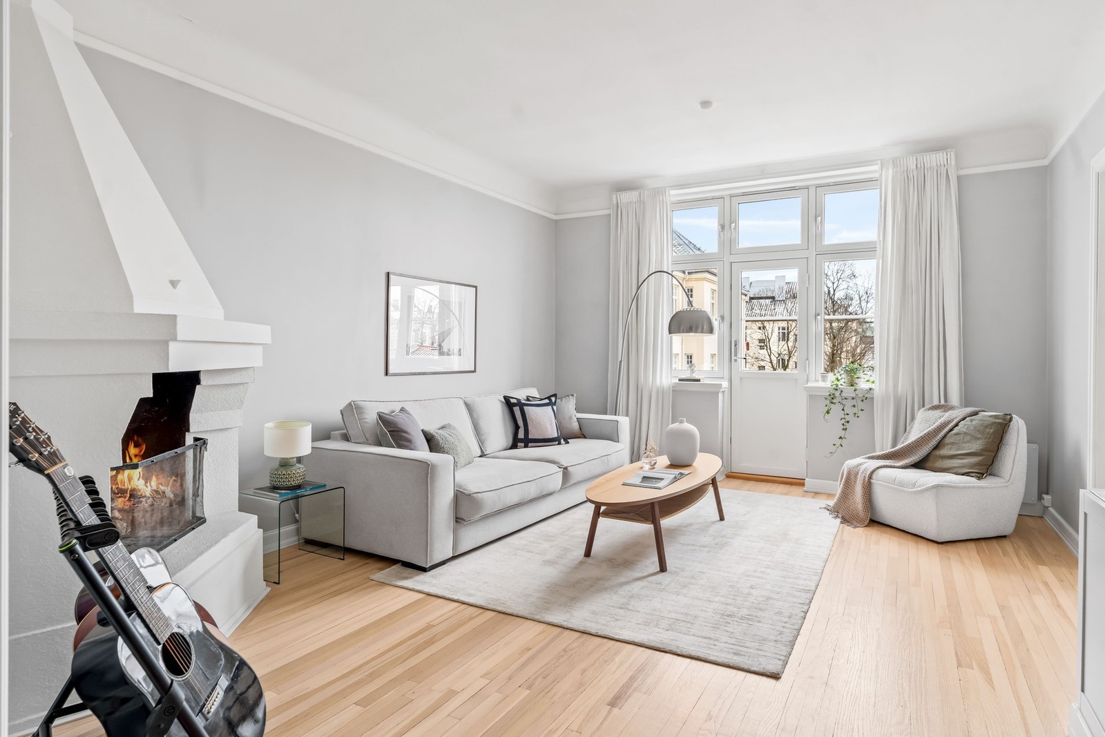 Stuen byr på en umiddelbar godfølelse! Den generøse himlingshøyden opp mot 2.75m, kombinert med store vindusflater og balkongdør, gir rommet rikelig med naturlig lys og en imponerende romfølelse. Galleribilde